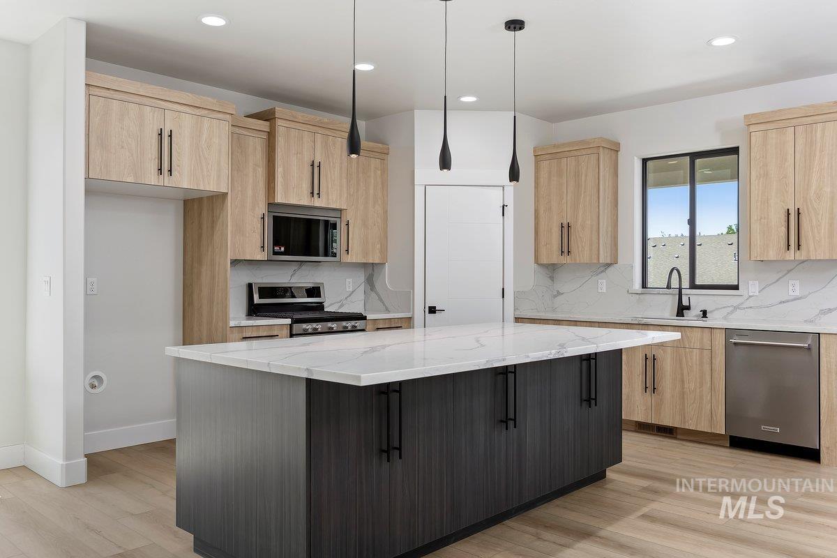 517 Canyon Falls Dr., Twin Falls, Idaho 83301, 3 Bedrooms, 2.5 Bathrooms, Residential For Sale, Price $545,000,MLS 98975573