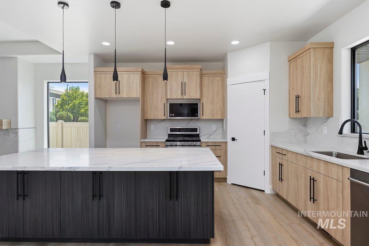 517 Canyon Falls Dr., Twin Falls, Idaho 83301, 3 Bedrooms, 2.5 Bathrooms, Residential For Sale, Price $545,000,MLS 98975573