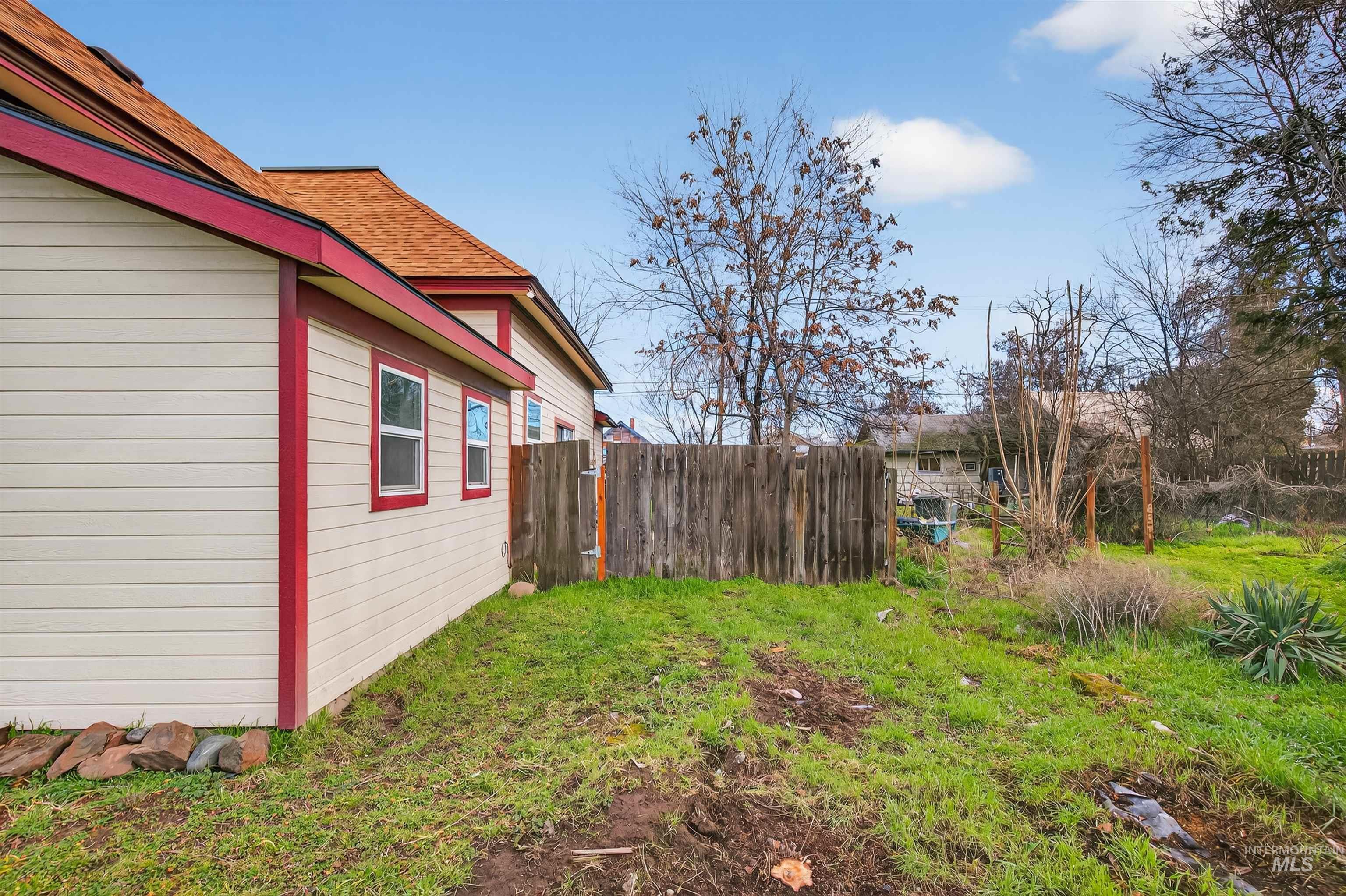 833 8th St, Clarkston, Washington 99403, 2 Bedrooms, 1 Bathroom, Residential For Sale, Price $289,000,MLS 98975584