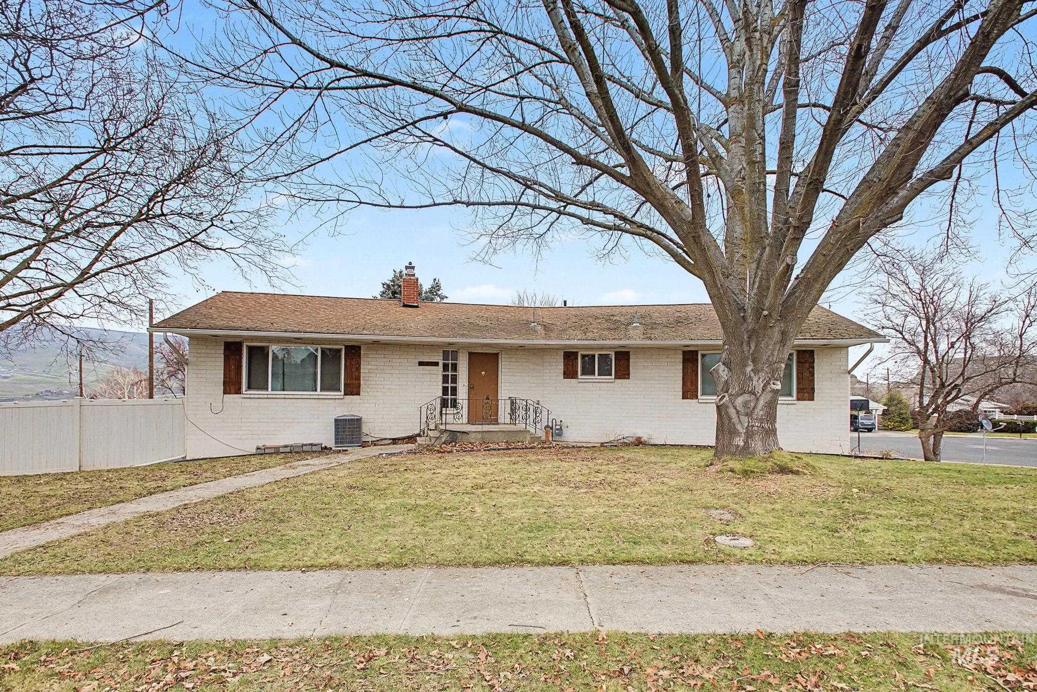 2715 Sunset Drive, Lewiston, Idaho 83501, 3 Bedrooms, 2.5 Bathrooms, Residential For Sale, Price $443,000,MLS 98975588