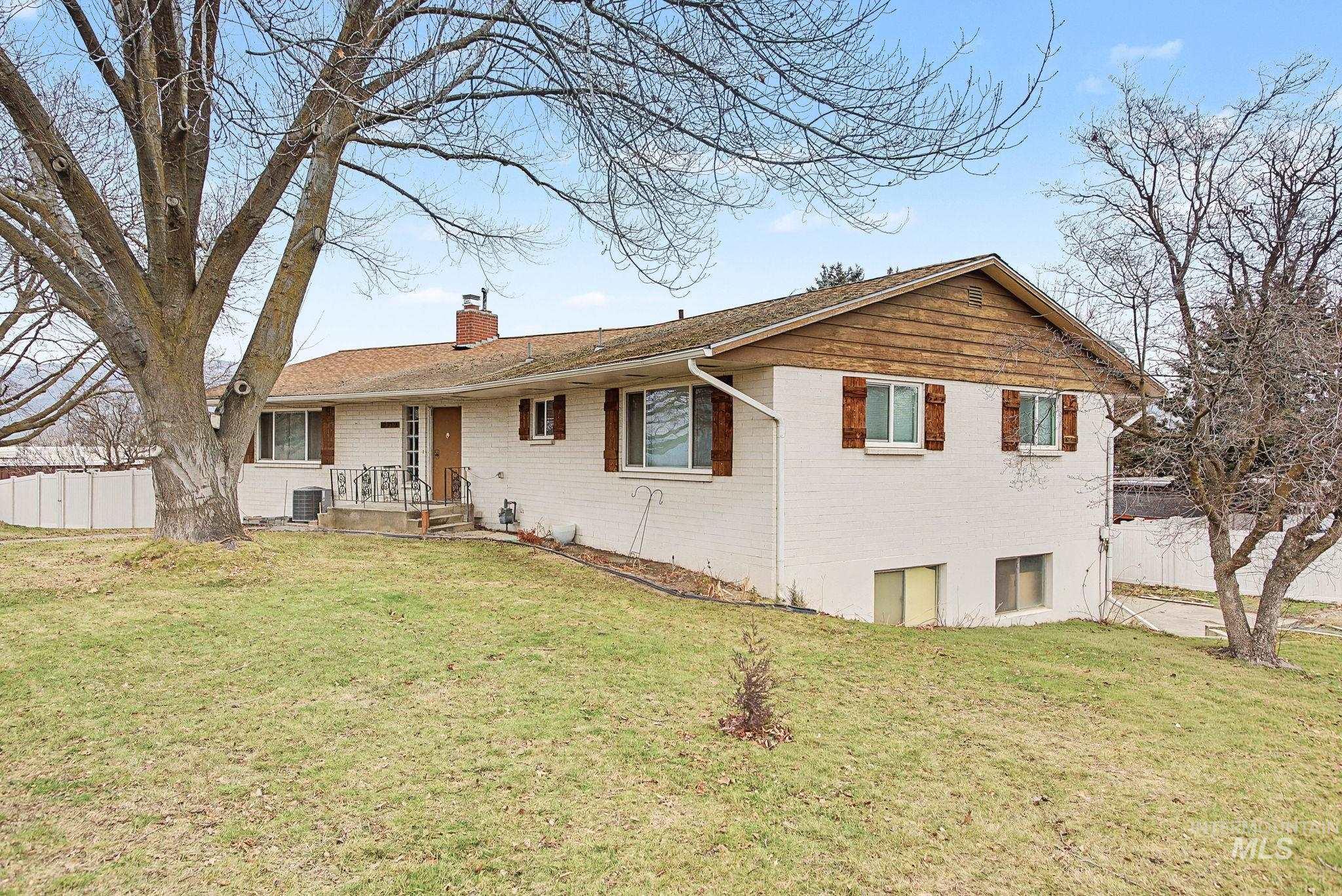 2715 Sunset Drive, Lewiston, Idaho 83501, 3 Bedrooms, 2.5 Bathrooms, Residential For Sale, Price $443,000,MLS 98975588