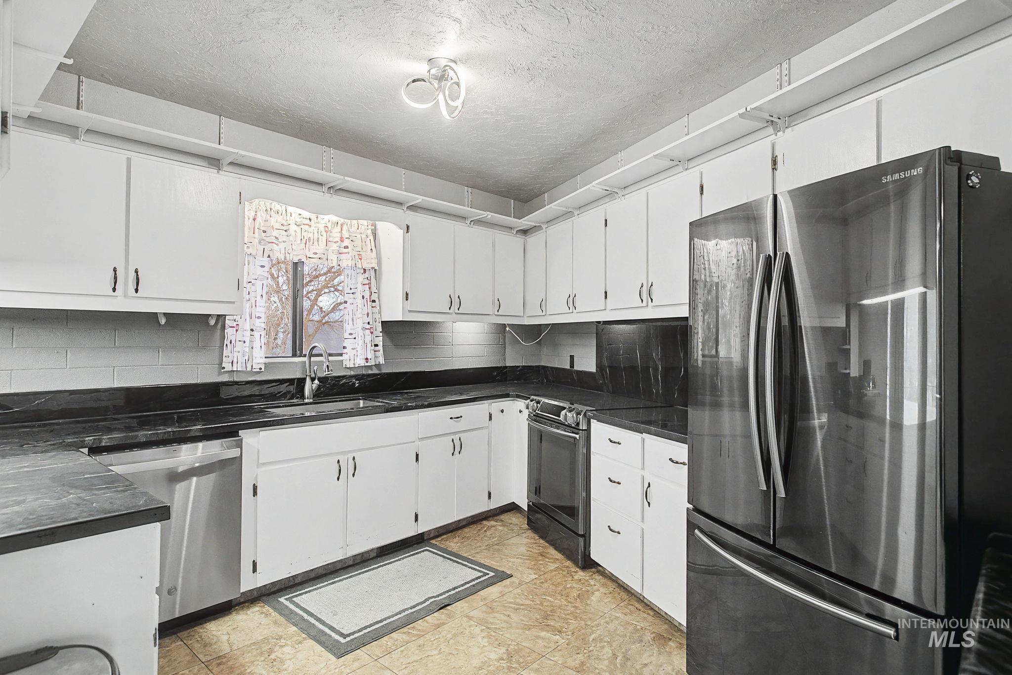 2715 Sunset Drive, Lewiston, Idaho 83501, 3 Bedrooms, 2.5 Bathrooms, Residential For Sale, Price $443,000,MLS 98975588