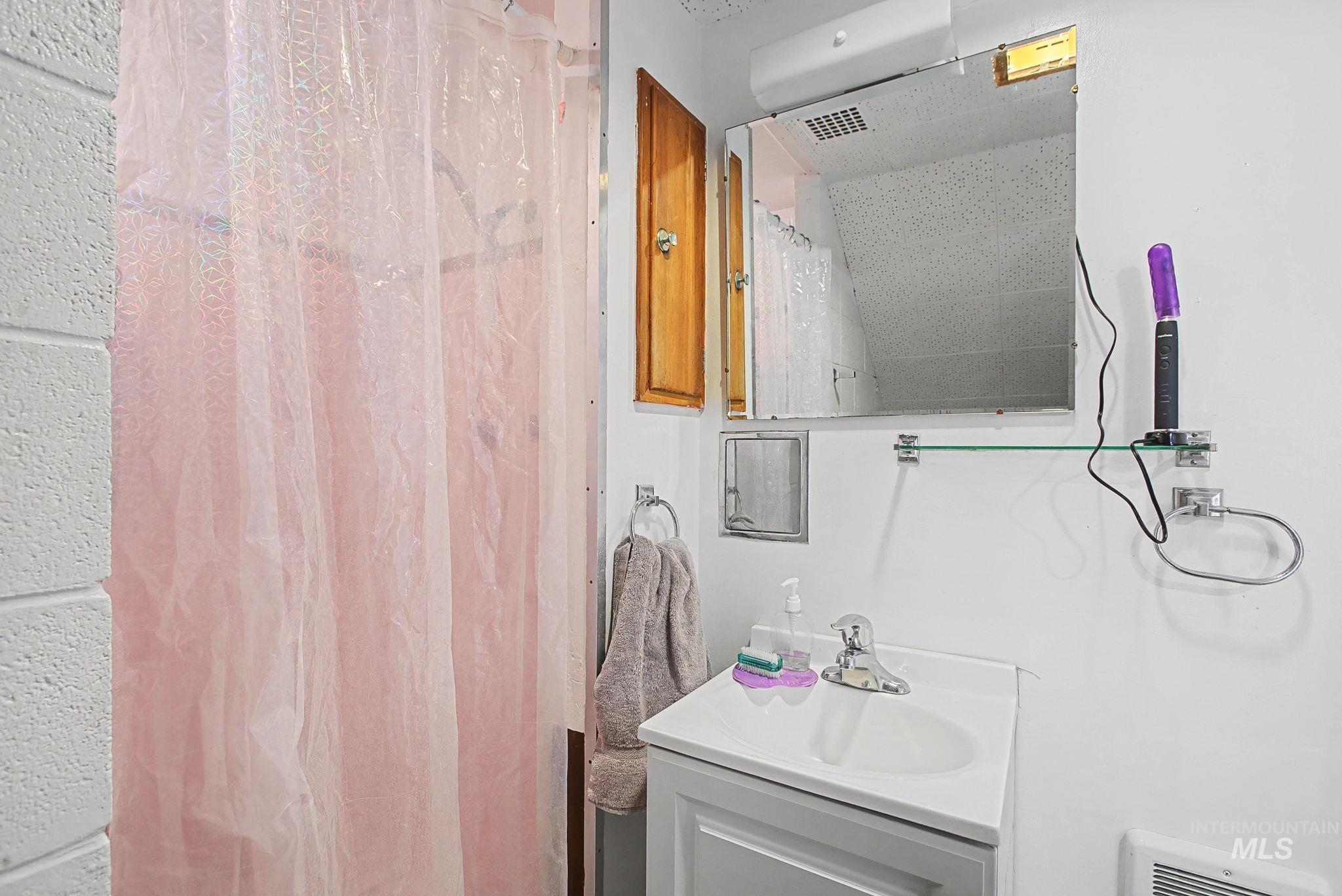 2715 Sunset Drive, Lewiston, Idaho 83501, 3 Bedrooms, 2.5 Bathrooms, Residential For Sale, Price $443,000,MLS 98975588