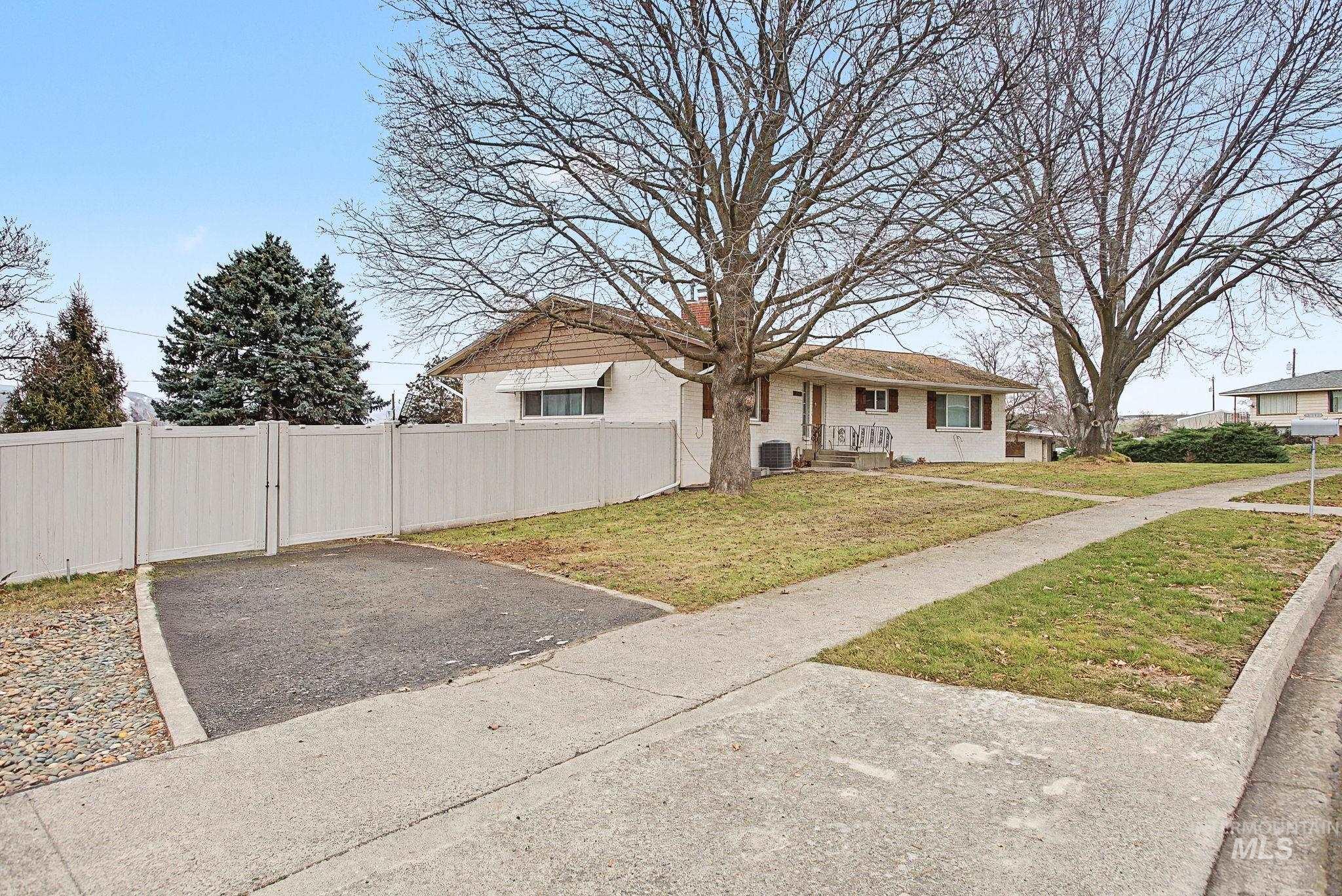 2715 Sunset Drive, Lewiston, Idaho 83501, 3 Bedrooms, 2.5 Bathrooms, Residential For Sale, Price $443,000,MLS 98975588