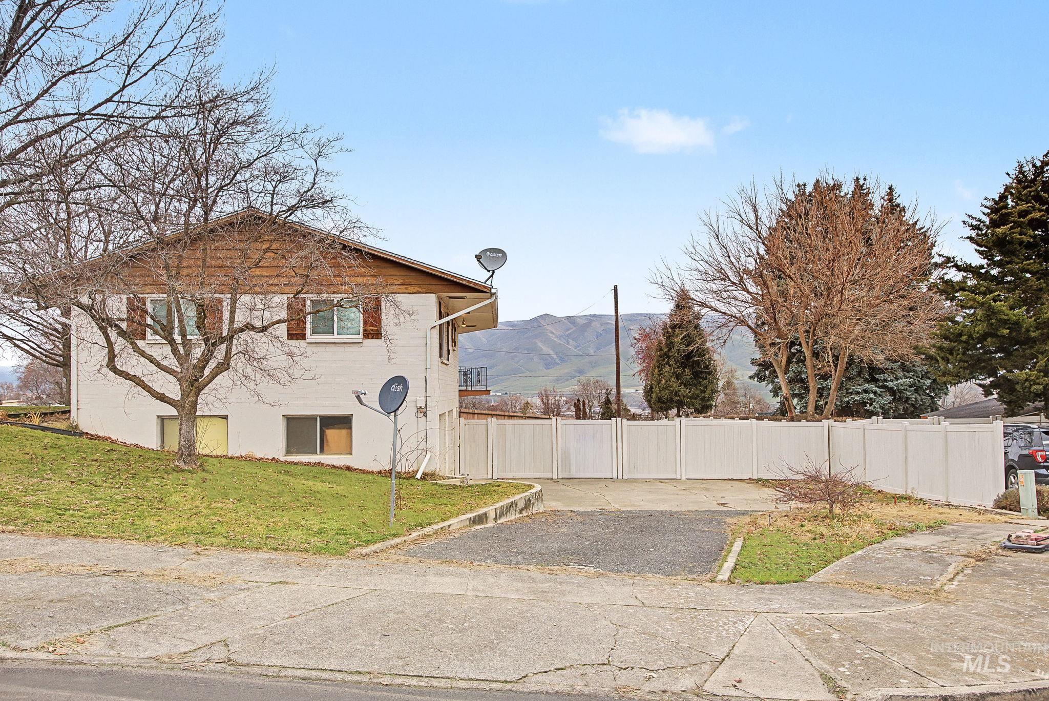 2715 Sunset Drive, Lewiston, Idaho 83501, 3 Bedrooms, 2.5 Bathrooms, Residential For Sale, Price $443,000,MLS 98975588