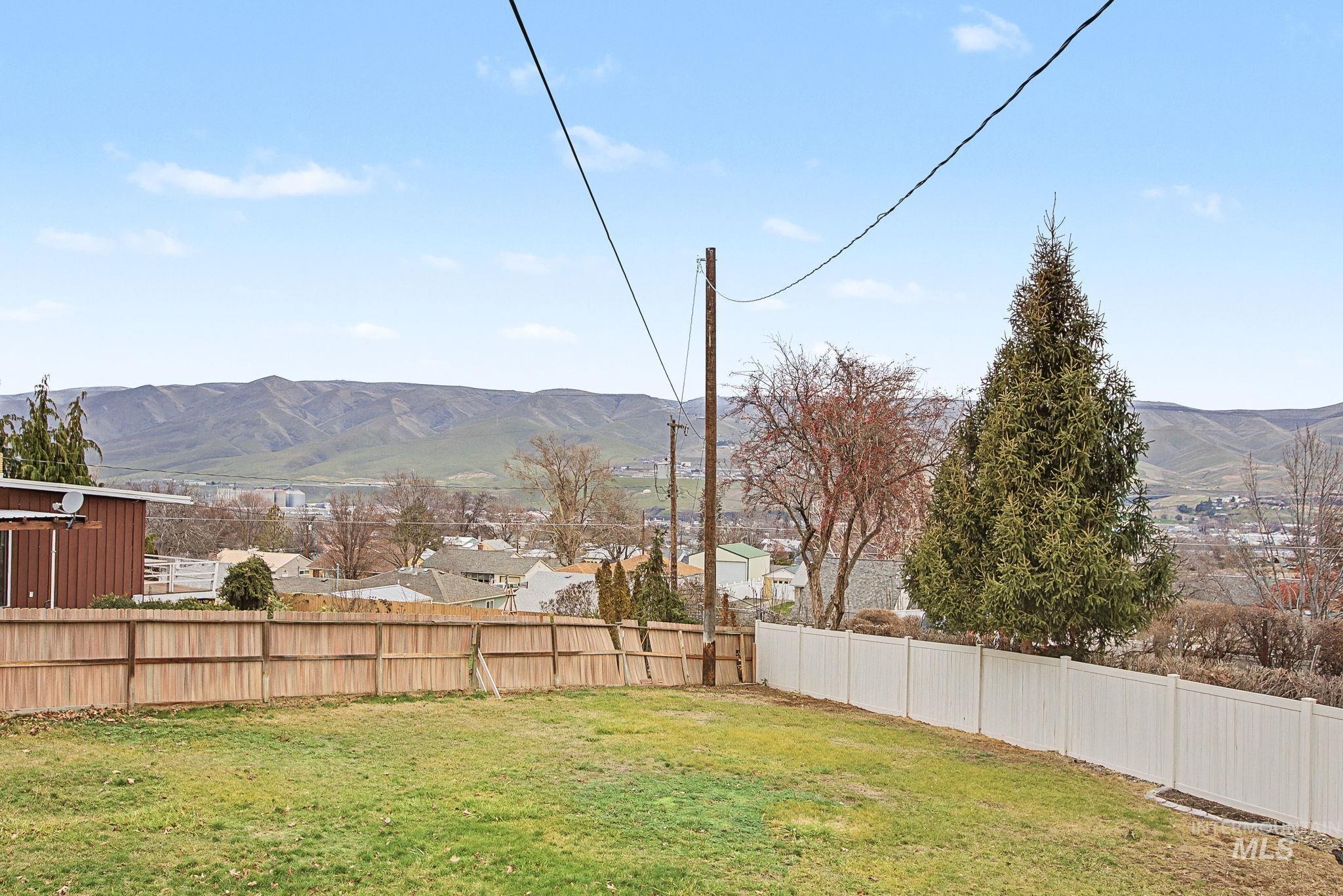 2715 Sunset Drive, Lewiston, Idaho 83501, 3 Bedrooms, 2.5 Bathrooms, Residential For Sale, Price $443,000,MLS 98975588