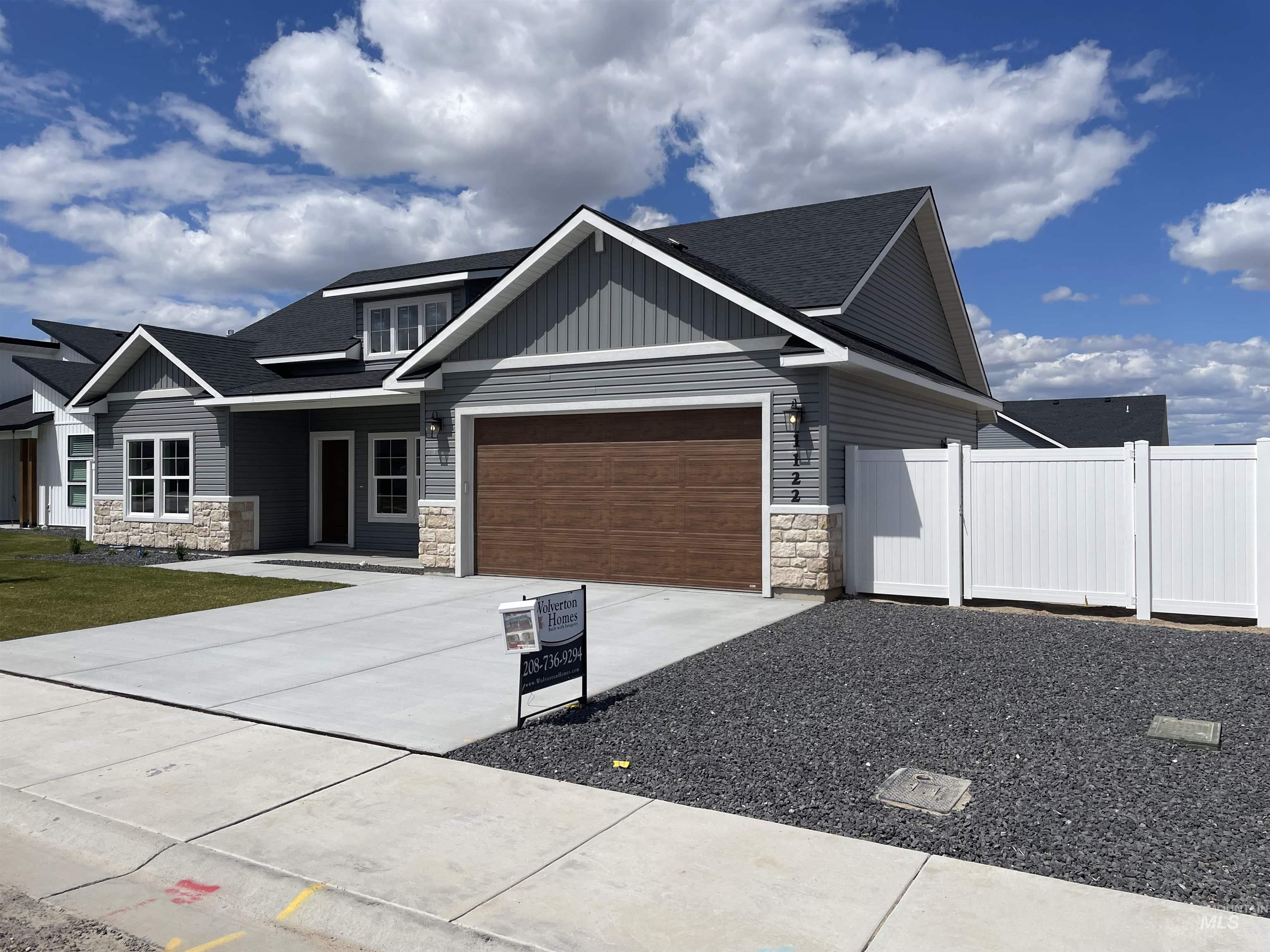 1122 Crestview Dr, Twin Falls, Idaho 83301, 3 Bedrooms, 3 Bathrooms, Residential For Sale, Price $439,900, 98975589