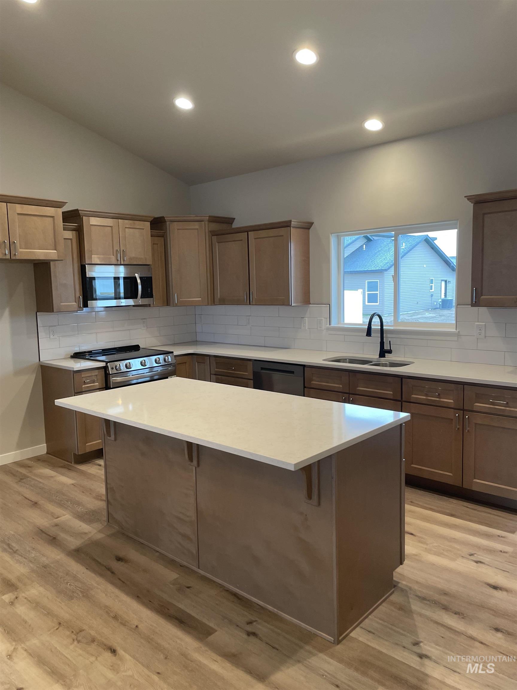 1122 Crestview Dr, Twin Falls, Idaho 83301, 3 Bedrooms, 3 Bathrooms, Residential For Sale, Price $438,900, 98975589