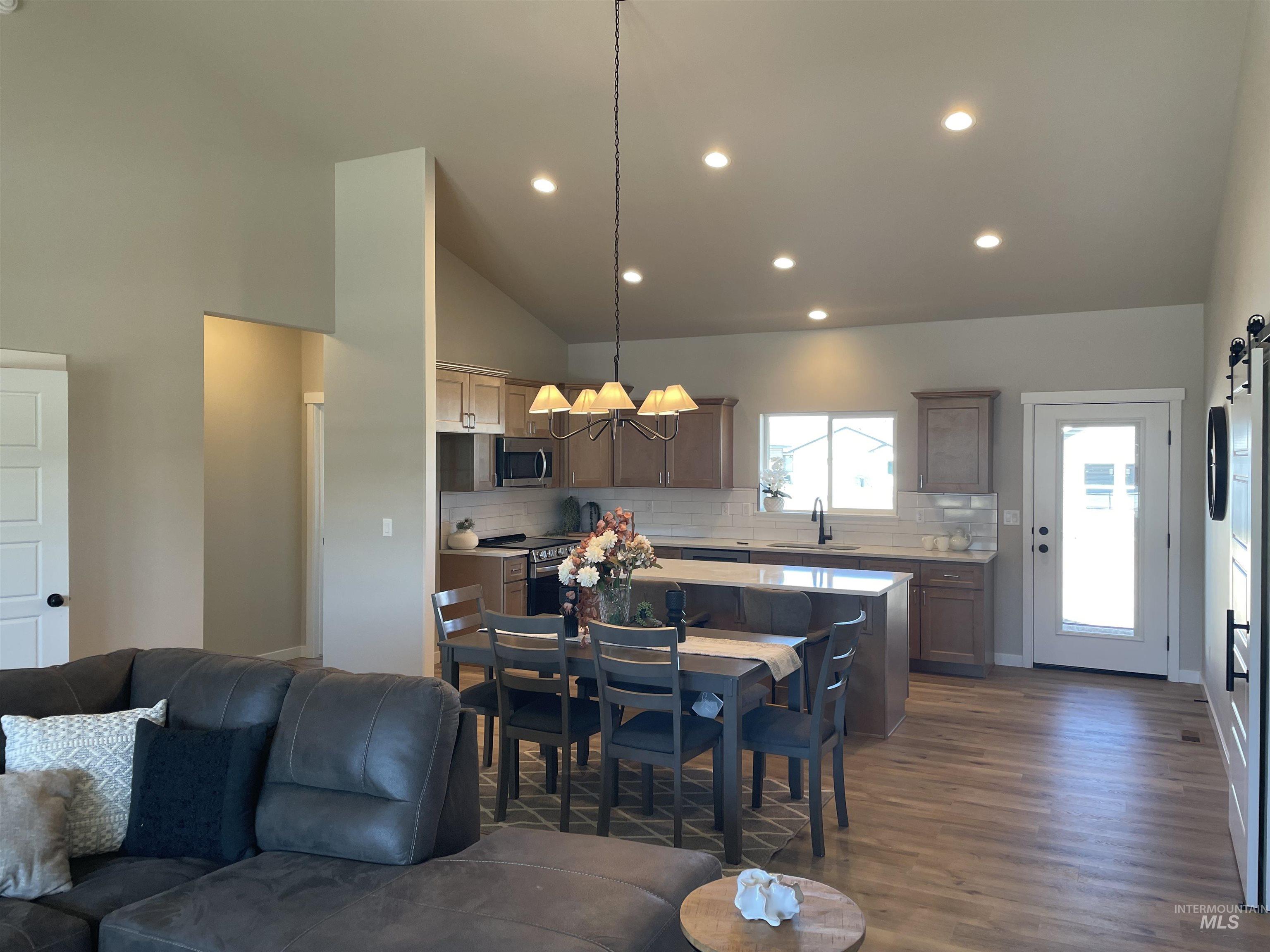 1122 Crestview Dr, Twin Falls, Idaho 83301, 3 Bedrooms, 3 Bathrooms, Residential For Sale, Price $439,900, 98975589