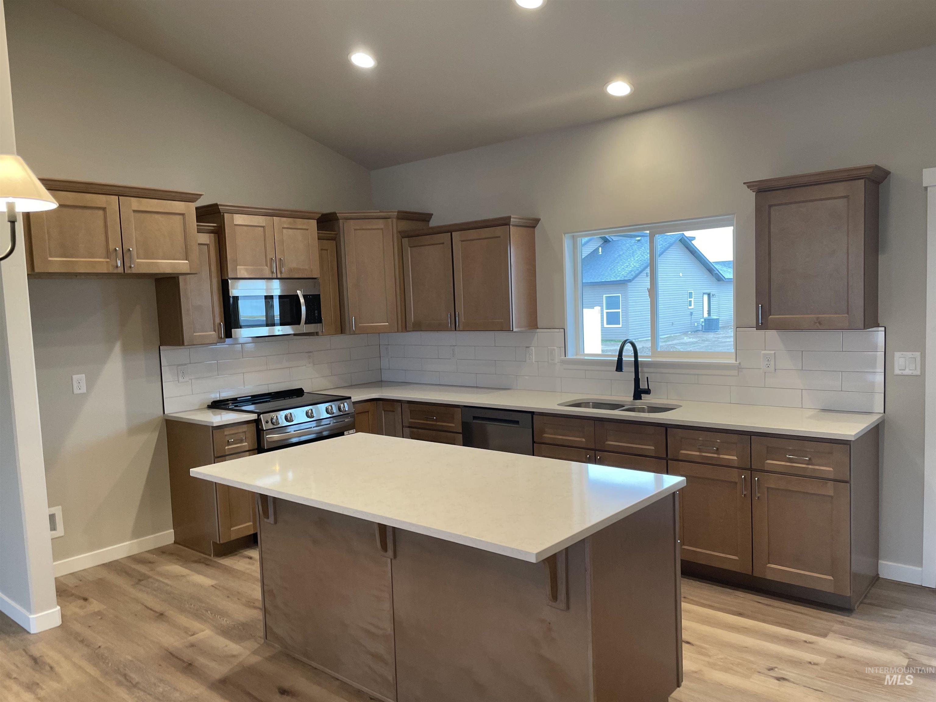 1122 Crestview Dr, Twin Falls, Idaho 83301, 3 Bedrooms, 3 Bathrooms, Residential For Sale, Price $438,900, 98975589