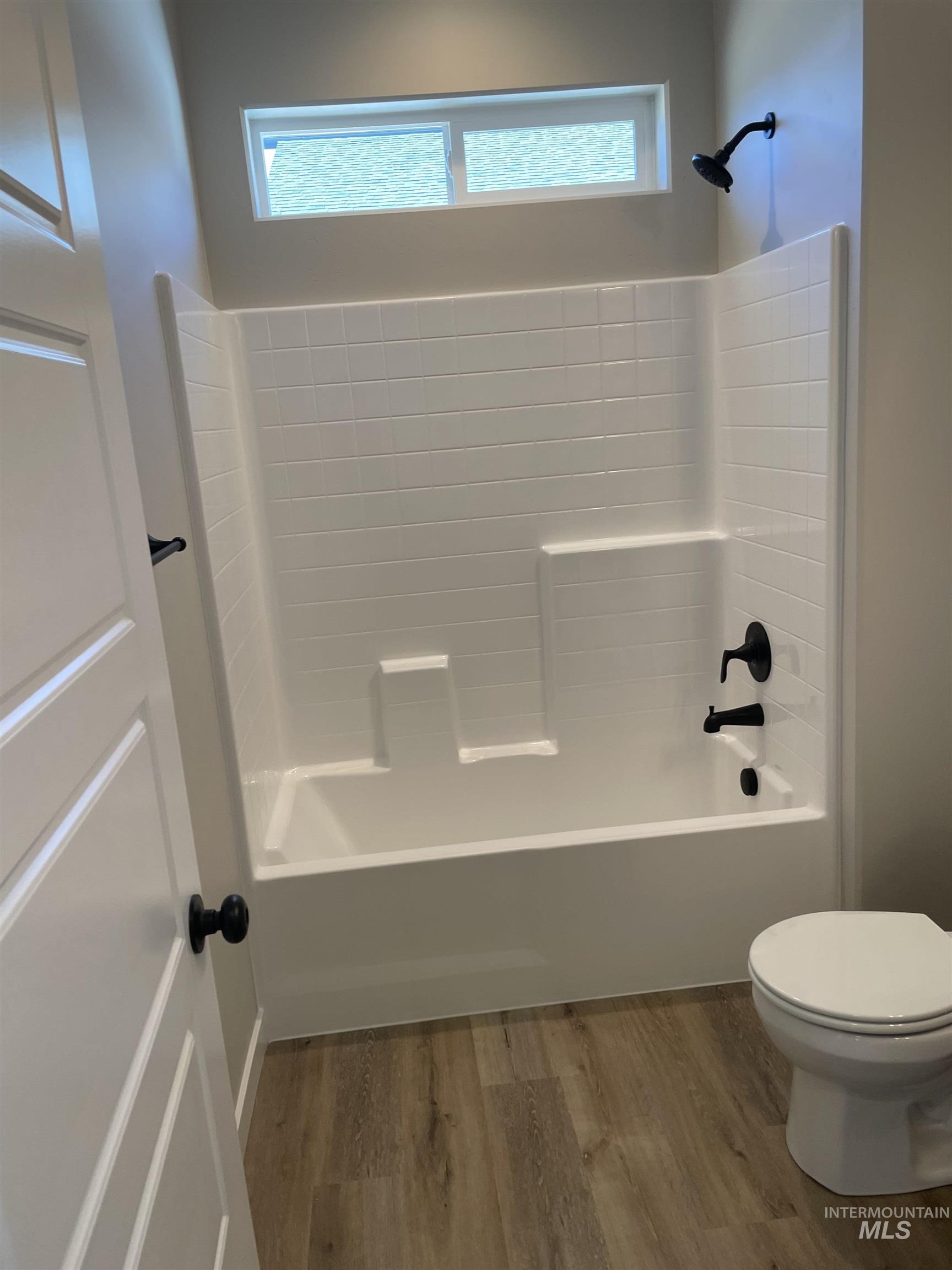 1122 Crestview Dr, Twin Falls, Idaho 83301, 3 Bedrooms, 3 Bathrooms, Residential For Sale, Price $439,900, 98975589