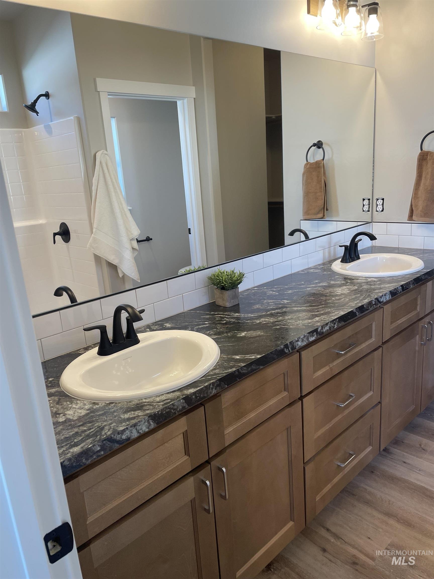 1122 Crestview Dr, Twin Falls, Idaho 83301, 3 Bedrooms, 3 Bathrooms, Residential For Sale, Price $439,900, 98975589