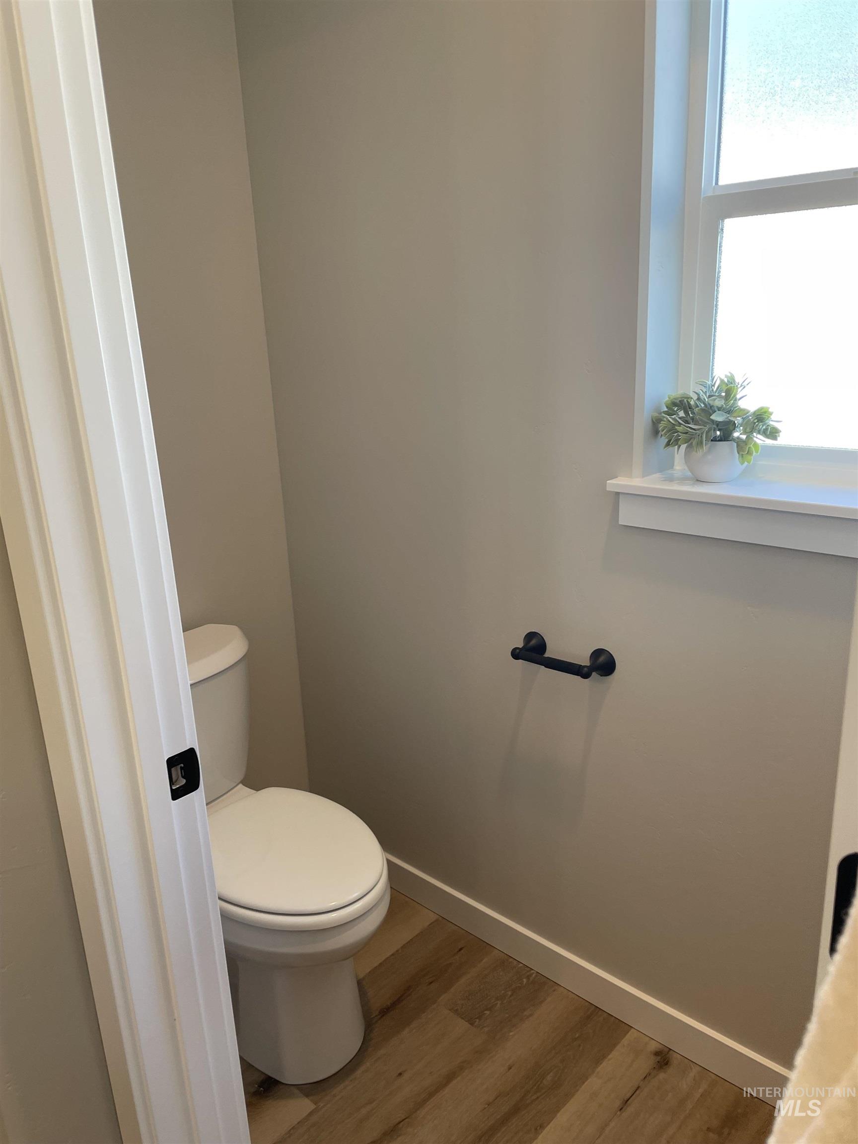 1122 Crestview Dr, Twin Falls, Idaho 83301, 3 Bedrooms, 3 Bathrooms, Residential For Sale, Price $439,900,MLS 98975589