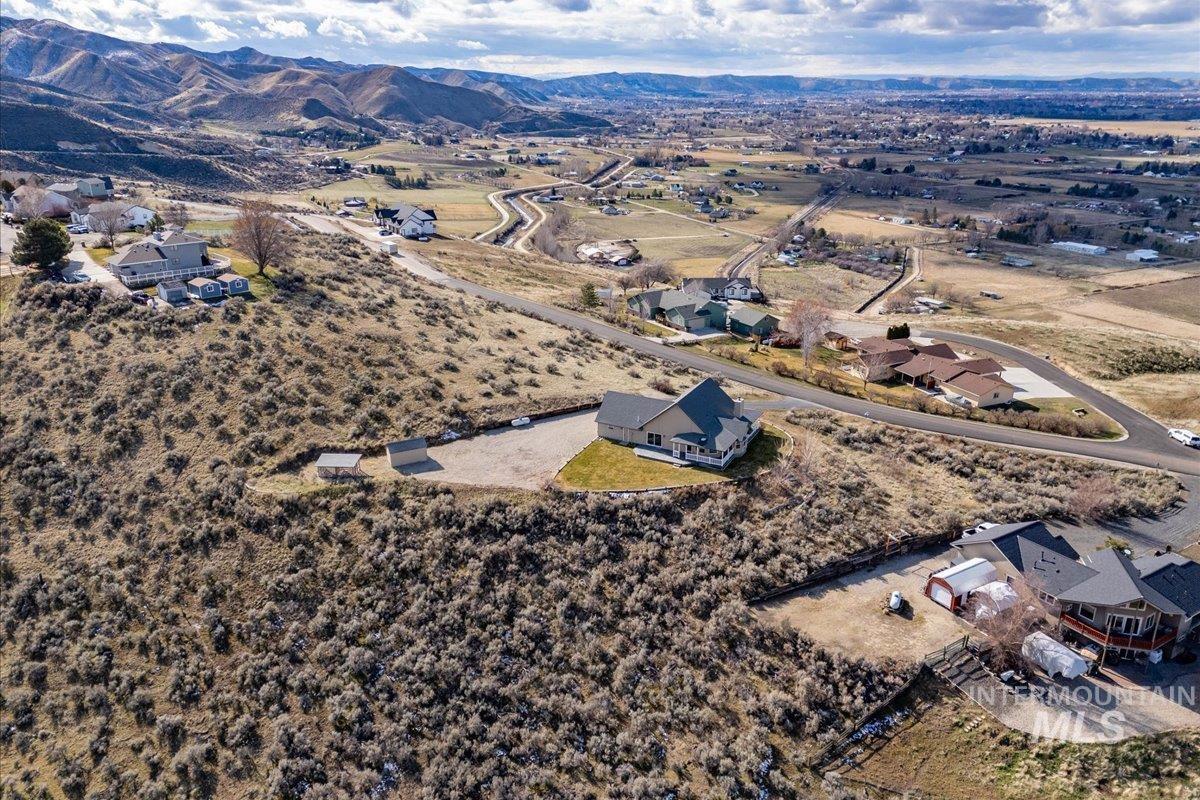 2132 Corral Road, Emmett, Idaho 83617, 3 Bedrooms, 2 Bathrooms, Residential For Sale, Price $835,000,MLS 98975596