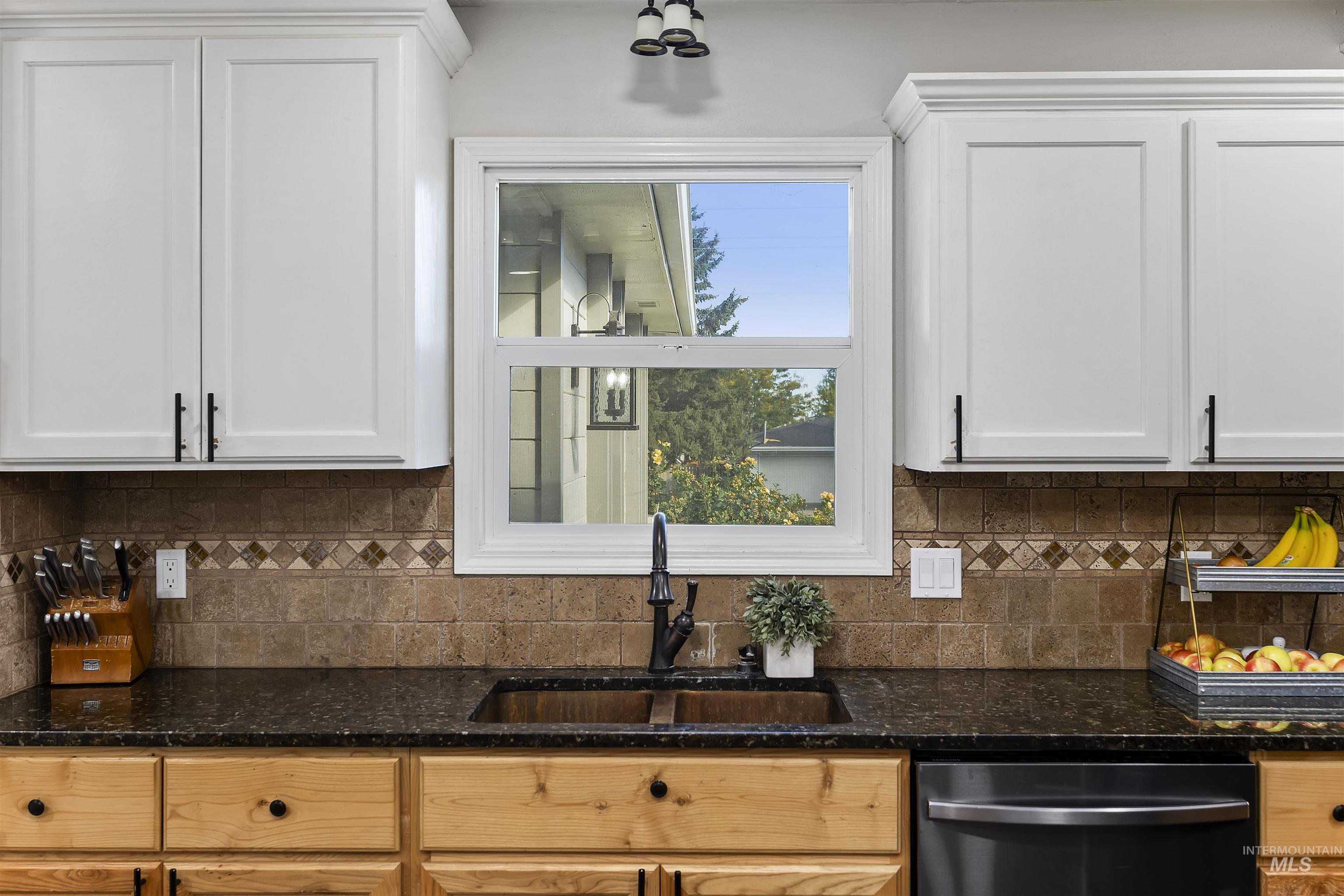 2522 Elizabeth, Twin Falls, Idaho 83301, 5 Bedrooms, 3 Bathrooms, Residential For Sale, Price $409,900,MLS 98975609