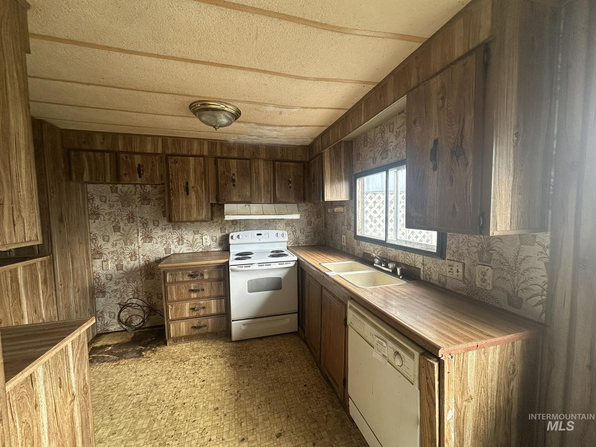 916 Victoria, Fruitland, Idaho 83619, 3 Bedrooms, 2 Bathrooms, Residential For Sale, Price $110,000,MLS 98975615