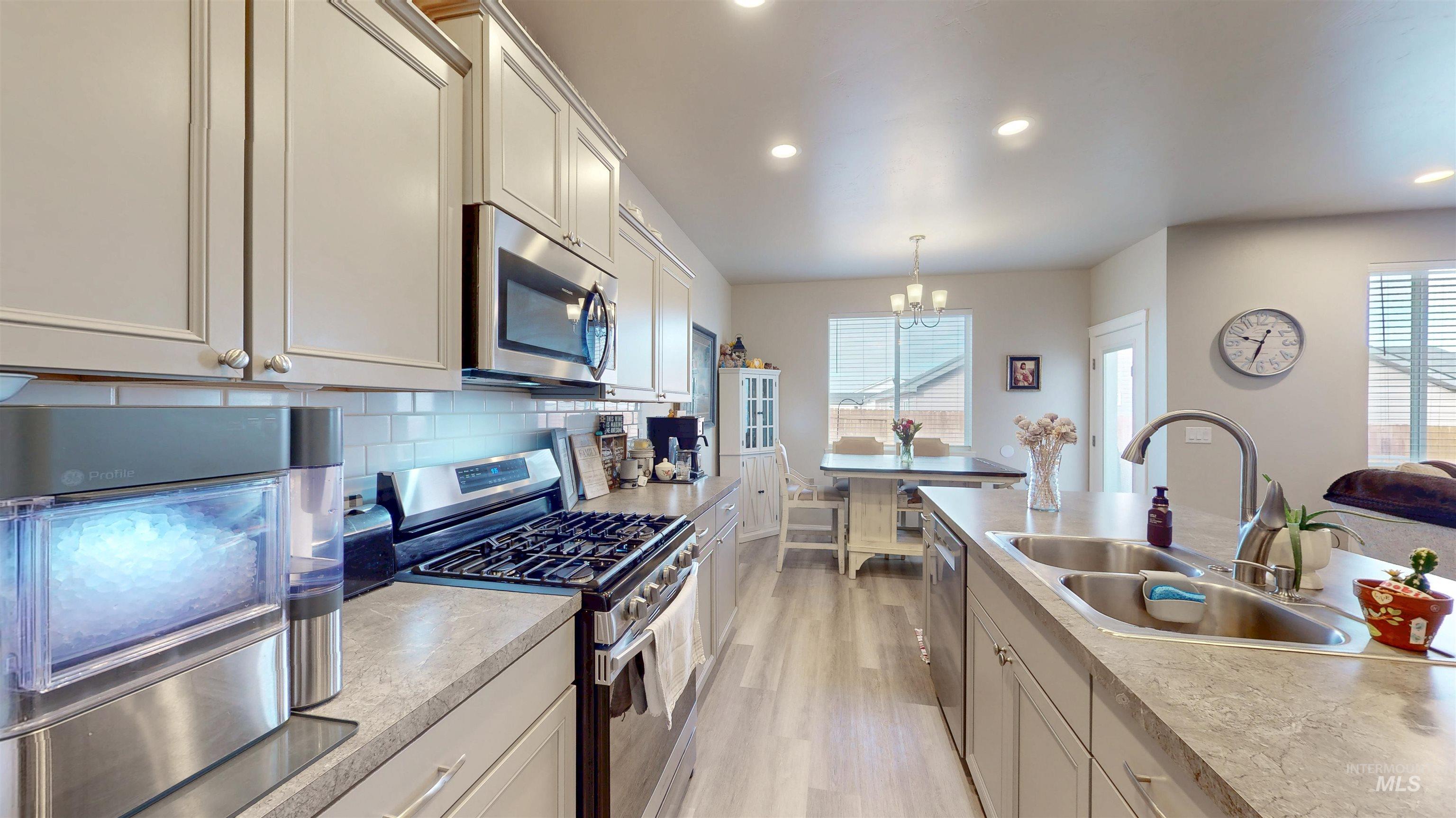 1103 Meadow Lake Loop, Buhl, Idaho 83316, 3 Bedrooms, 2 Bathrooms, Residential For Sale, Price $397,000,MLS 98975635