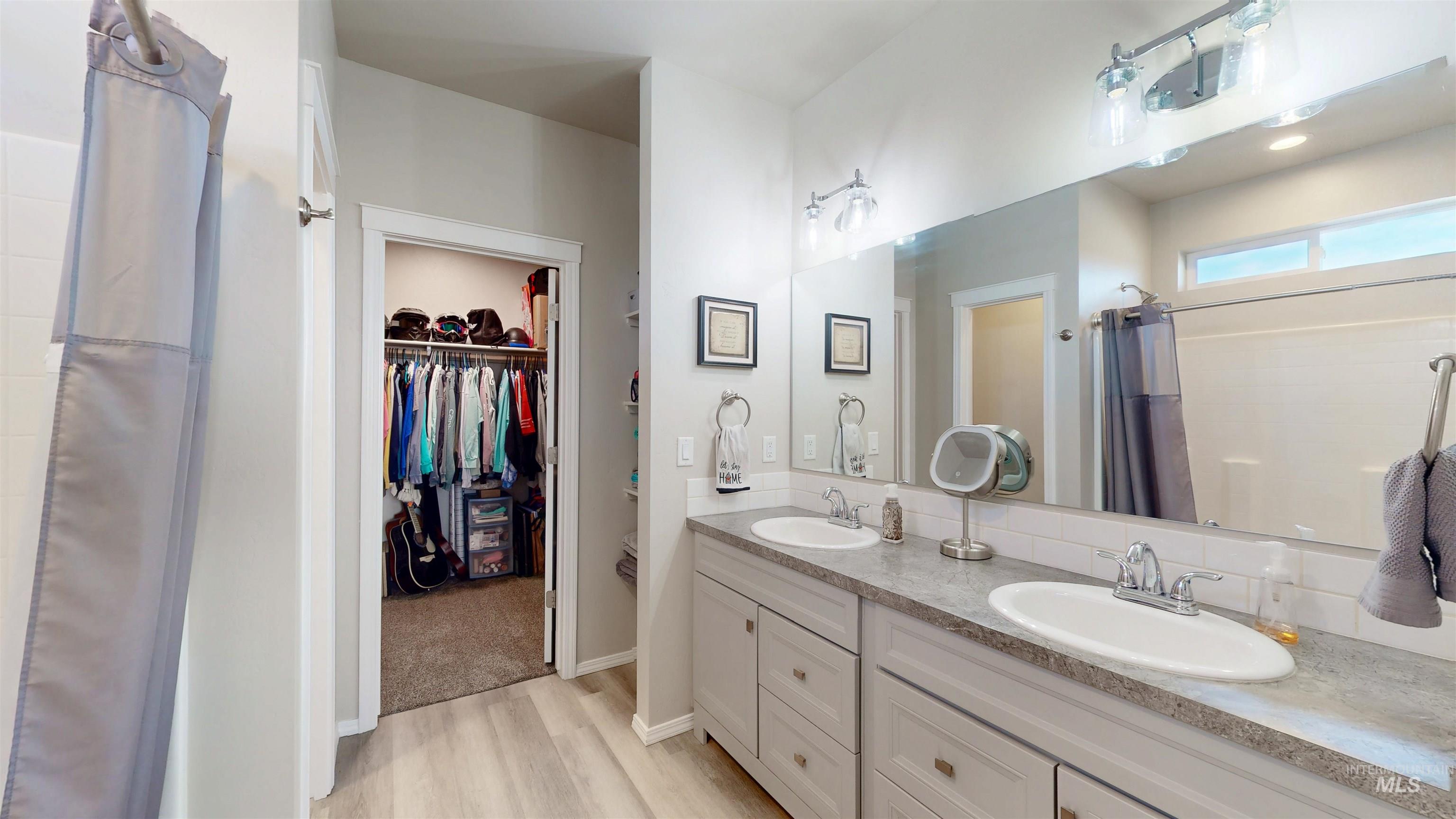 1103 Meadow Lake Loop, Buhl, Idaho 83316, 3 Bedrooms, 2 Bathrooms, Residential For Sale, Price $397,000,MLS 98975635