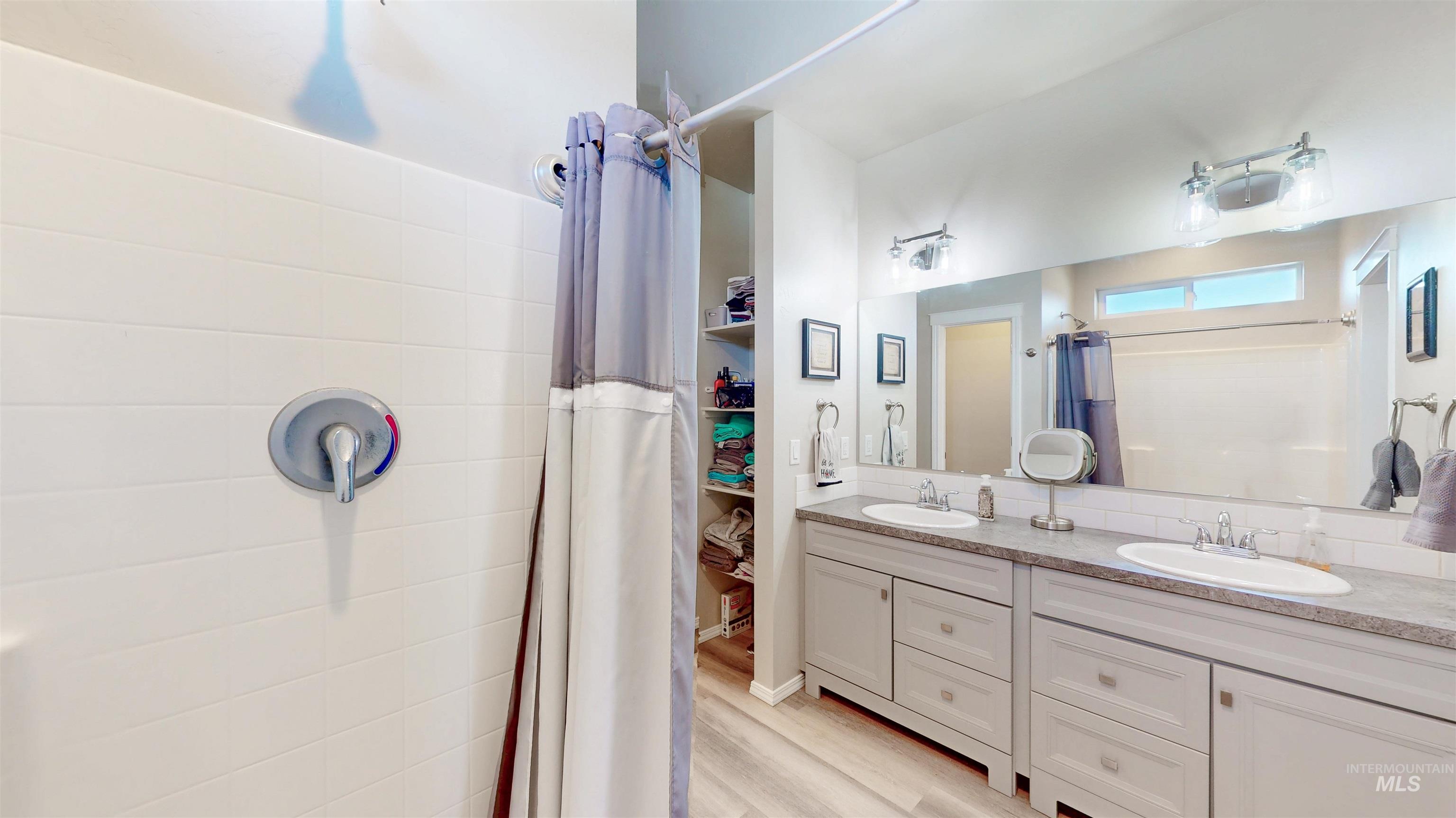 1103 Meadow Lake Loop, Buhl, Idaho 83316, 3 Bedrooms, 2 Bathrooms, Residential For Sale, Price $397,000,MLS 98975635