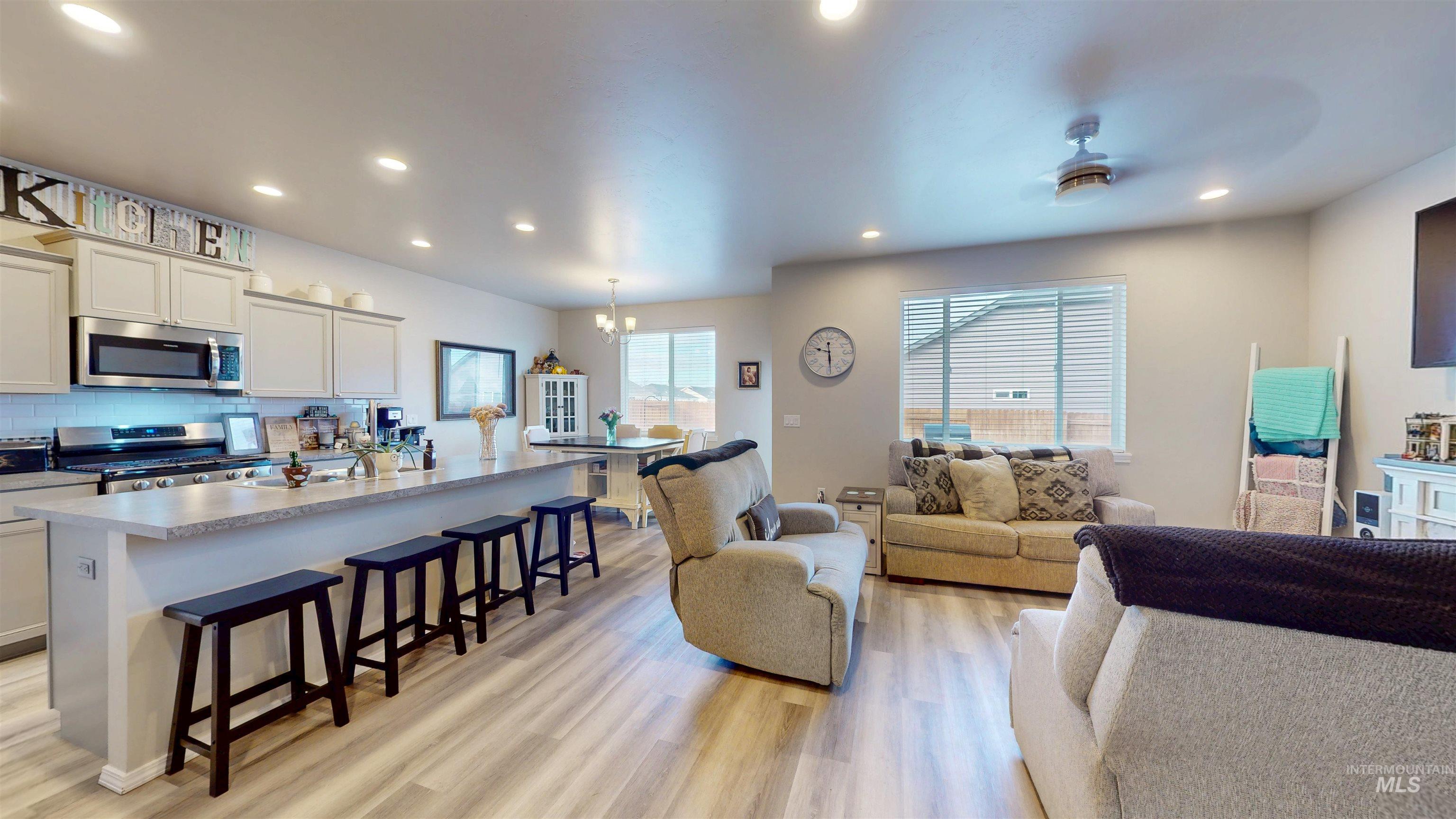 1103 Meadow Lake Loop, Buhl, Idaho 83316, 3 Bedrooms, 2 Bathrooms, Residential For Sale, Price $397,000,MLS 98975635