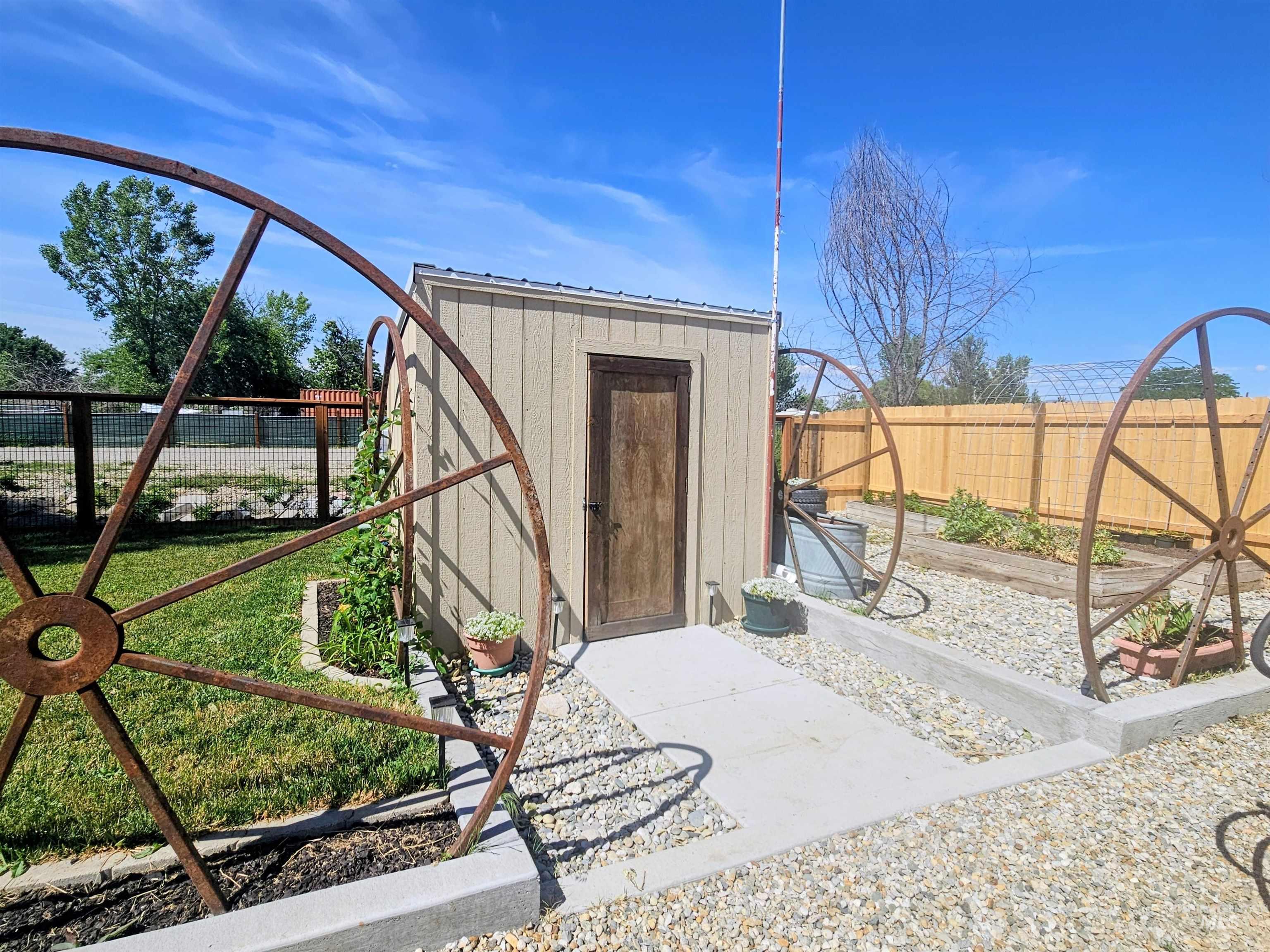 8392 Main St, Letha, Idaho 83636, 2 Bedrooms, 2 Bathrooms, Residential For Sale, Price $290,000,MLS 98975670