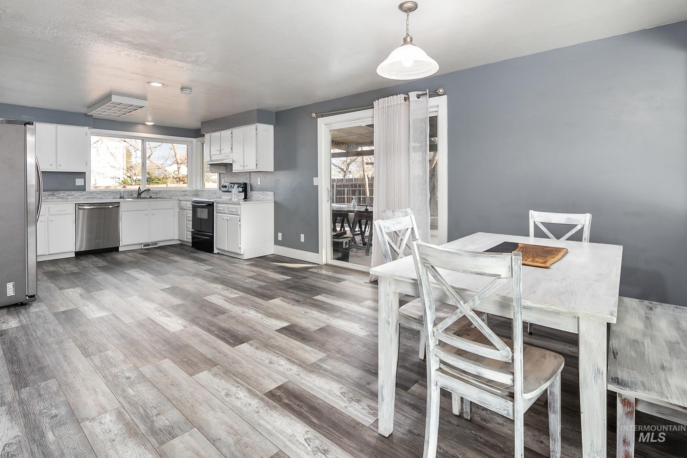 2163 N Workland, Boise, Idaho 83704, 4 Bedrooms, 2 Bathrooms, Residential For Sale, Price $424,990,MLS 98975691