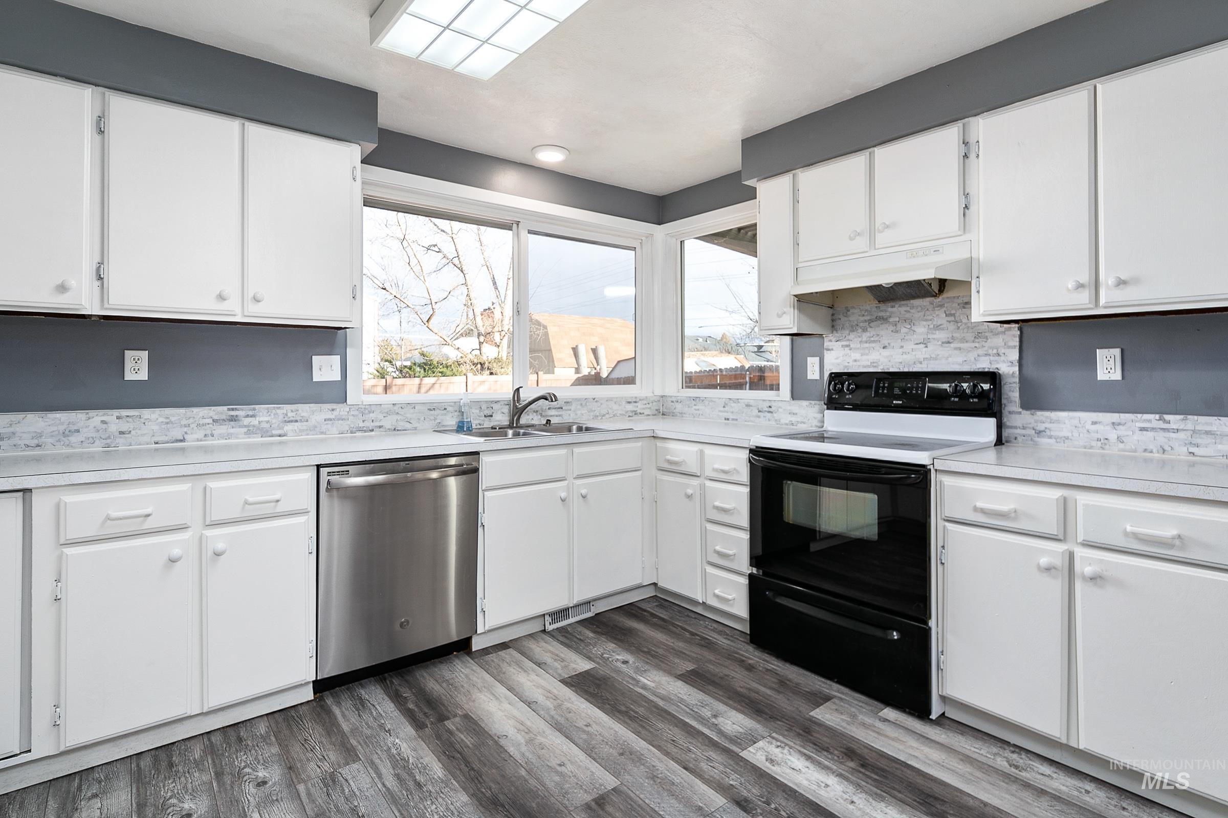 2163 N Workland, Boise, Idaho 83704, 4 Bedrooms, 2 Bathrooms, Residential For Sale, Price $424,990,MLS 98975691