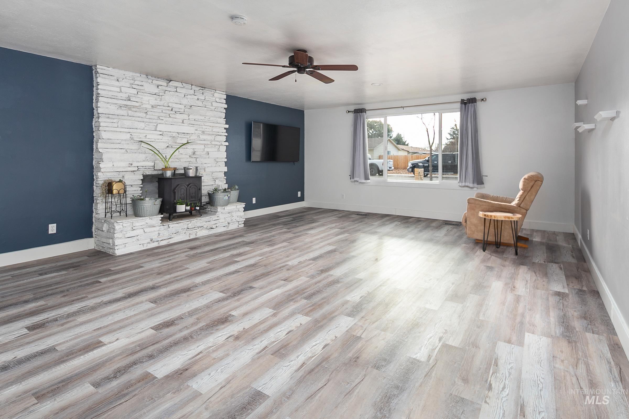 2163 N Workland, Boise, Idaho 83704, 4 Bedrooms, 2 Bathrooms, Residential For Sale, Price $424,990,MLS 98975691