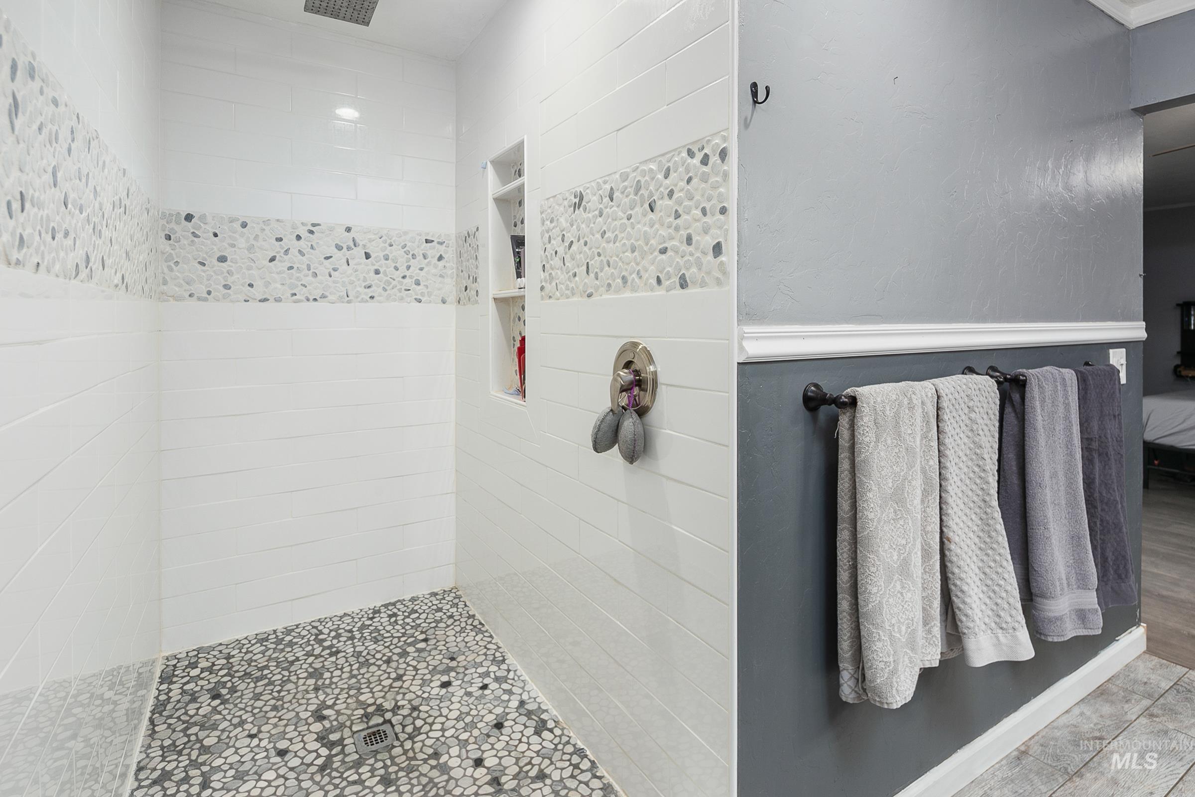 2163 N Workland, Boise, Idaho 83704, 4 Bedrooms, 2 Bathrooms, Residential For Sale, Price $424,990,MLS 98975691