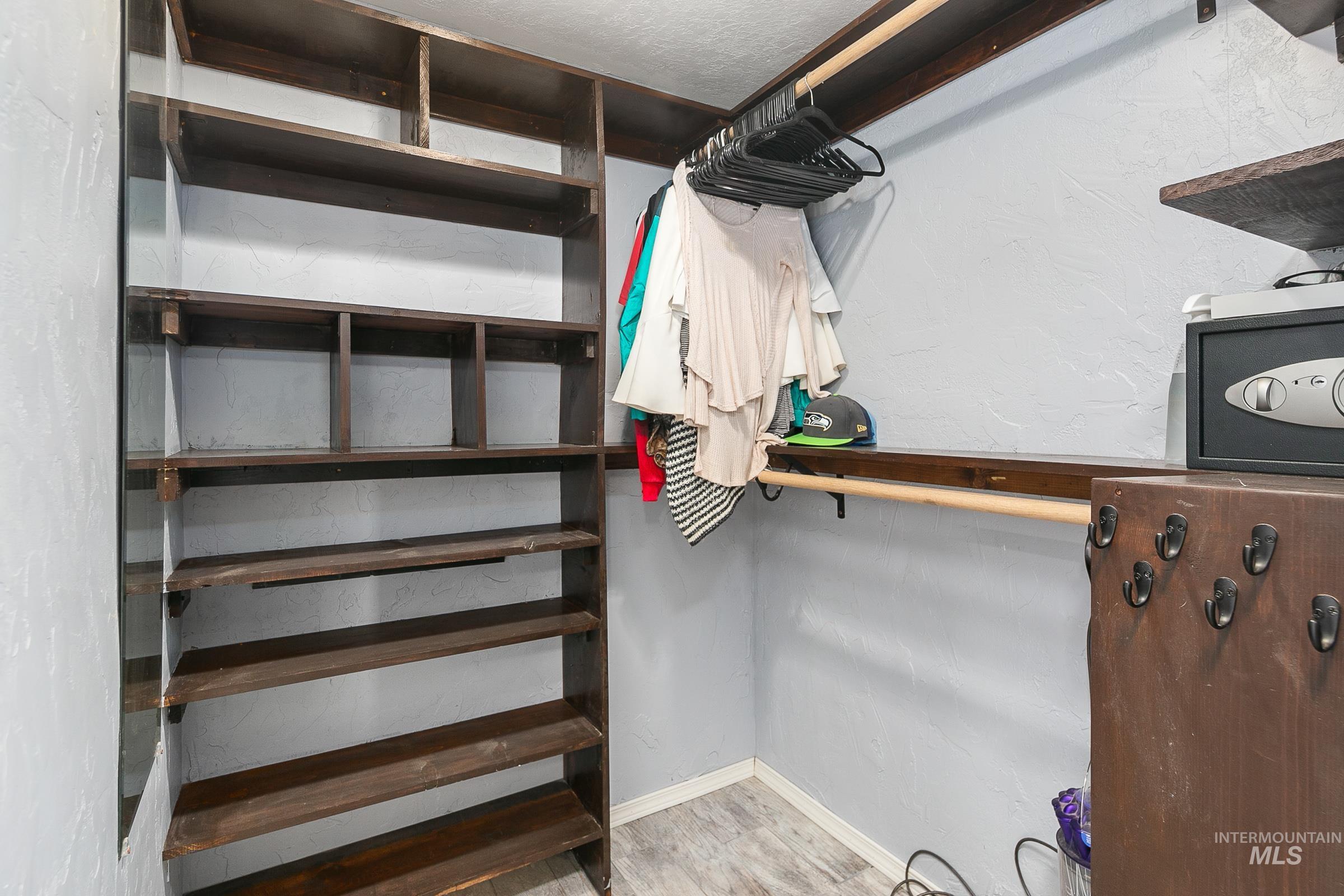 2163 N Workland, Boise, Idaho 83704, 4 Bedrooms, 2 Bathrooms, Residential For Sale, Price $424,990,MLS 98975691