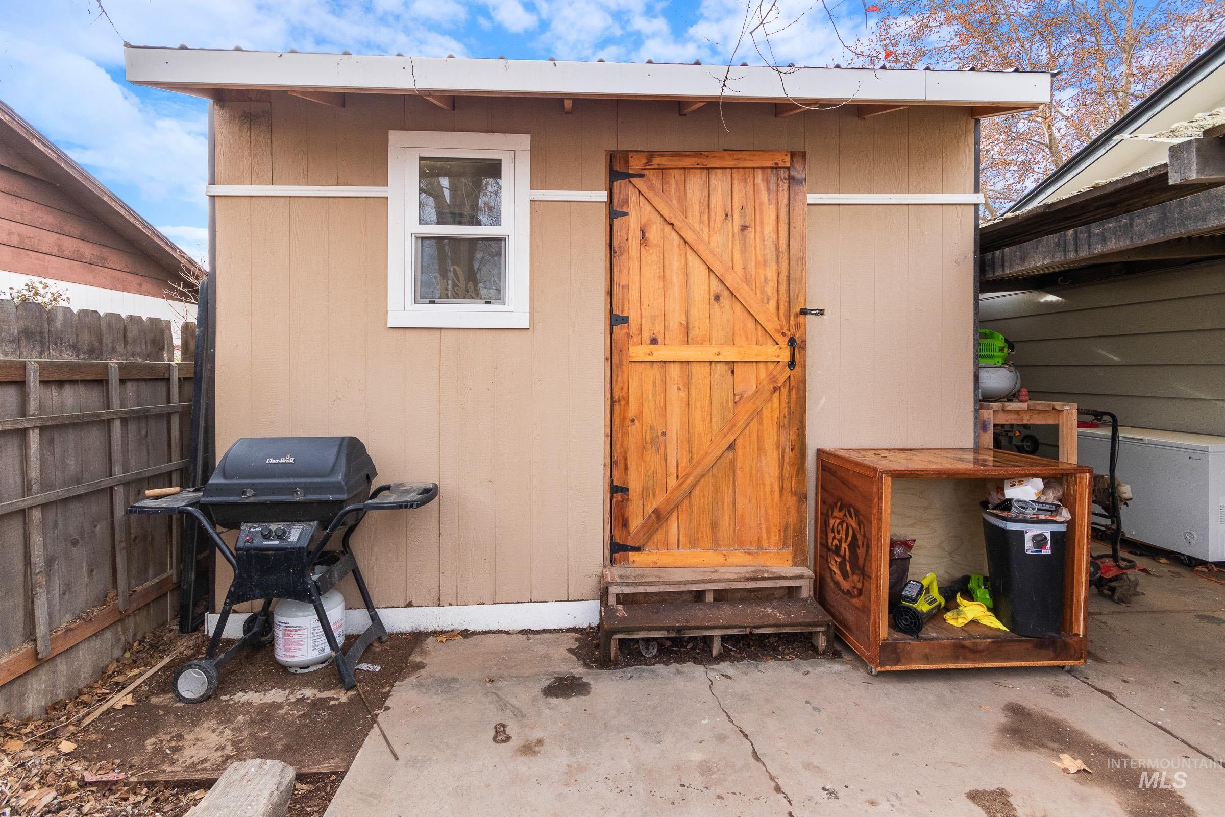 2163 N Workland, Boise, Idaho 83704, 4 Bedrooms, 2 Bathrooms, Residential For Sale, Price $424,990,MLS 98975691