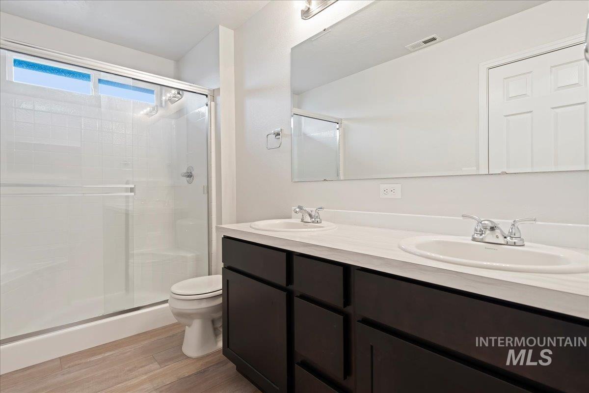 978 W Woodpine St, Meridian, Idaho 83646-6060, 3 Bedrooms, 2.5 Bathrooms, Residential For Sale, Price $384,990,MLS 98975727