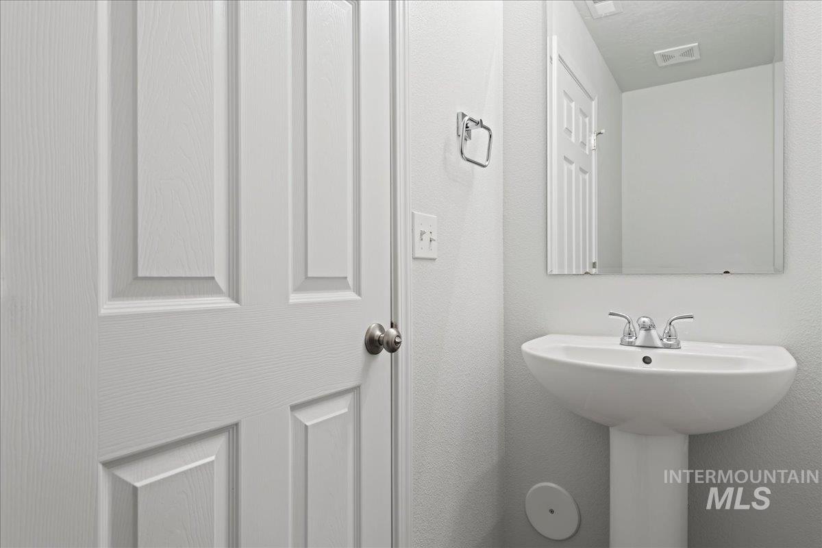 978 W Woodpine St, Meridian, Idaho 83646-6060, 3 Bedrooms, 2.5 Bathrooms, Residential For Sale, Price $384,990,MLS 98975727