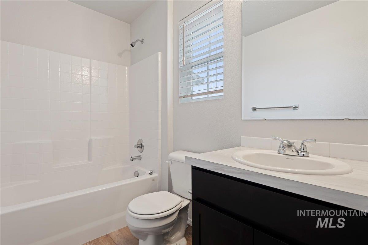 978 W Woodpine St, Meridian, Idaho 83646-6060, 3 Bedrooms, 2.5 Bathrooms, Residential For Sale, Price $384,990,MLS 98975727