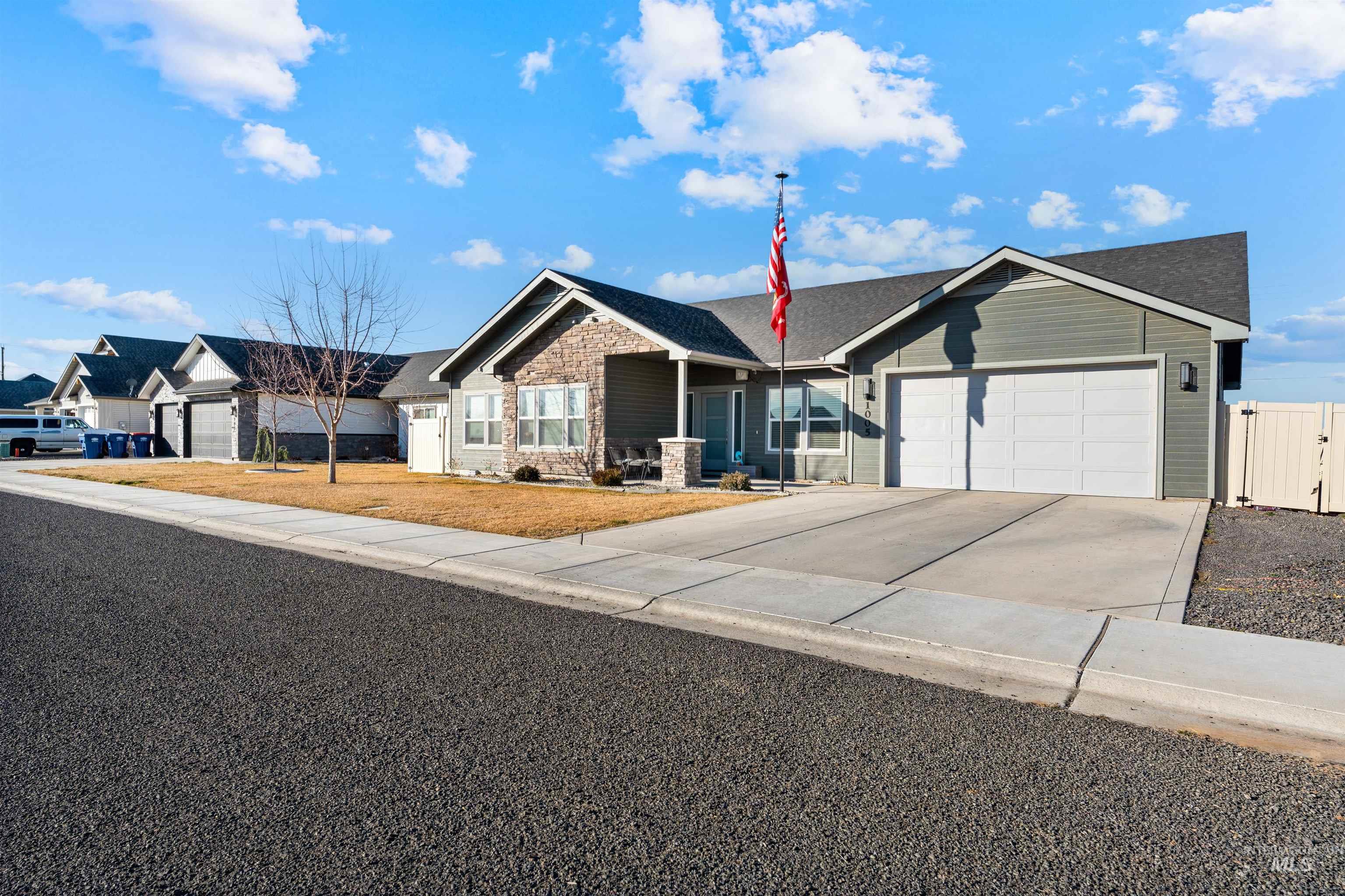 1005 Kenbrook Loop, Twin Falls, Idaho 83301, 3 Bedrooms, 2 Bathrooms, Residential For Sale, Price $489,900,MLS 98975737
