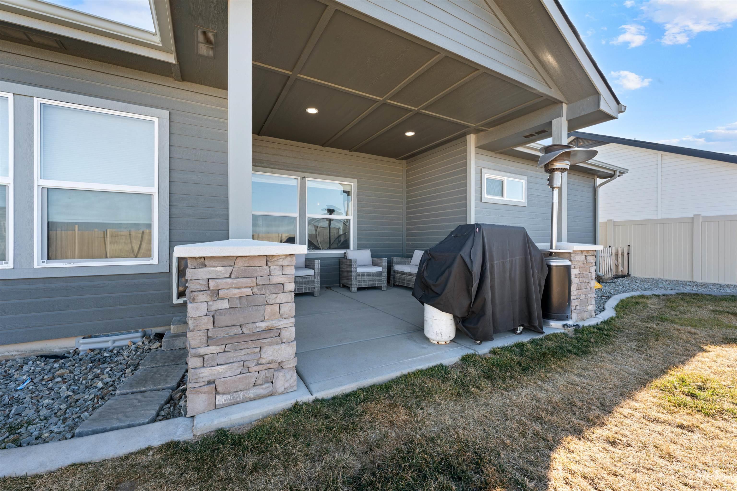 1005 Kenbrook Loop, Twin Falls, Idaho 83301, 3 Bedrooms, 2 Bathrooms, Residential For Sale, Price $489,900,MLS 98975737