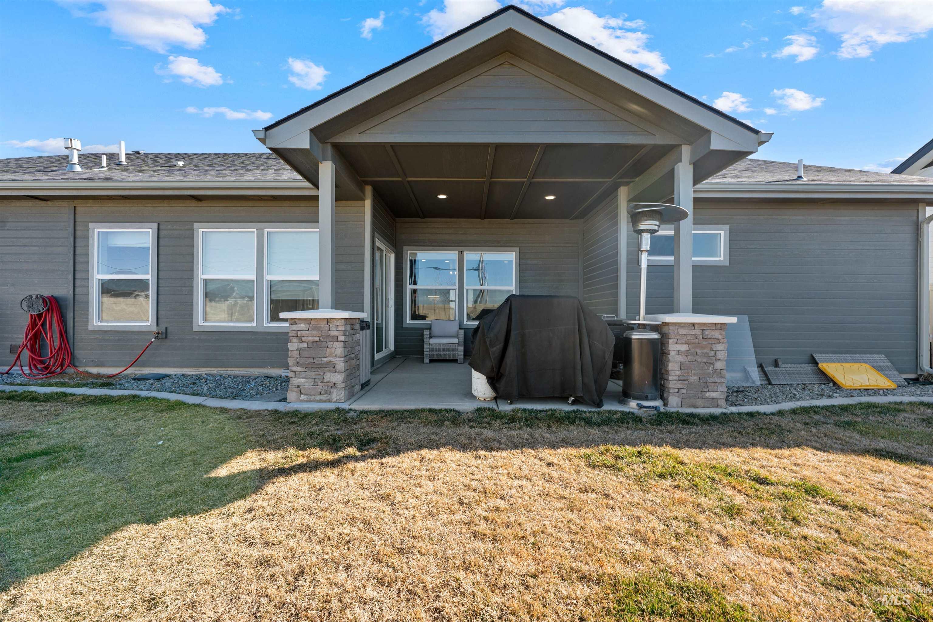 1005 Kenbrook Loop, Twin Falls, Idaho 83301, 3 Bedrooms, 2 Bathrooms, Residential For Sale, Price $489,900,MLS 98975737