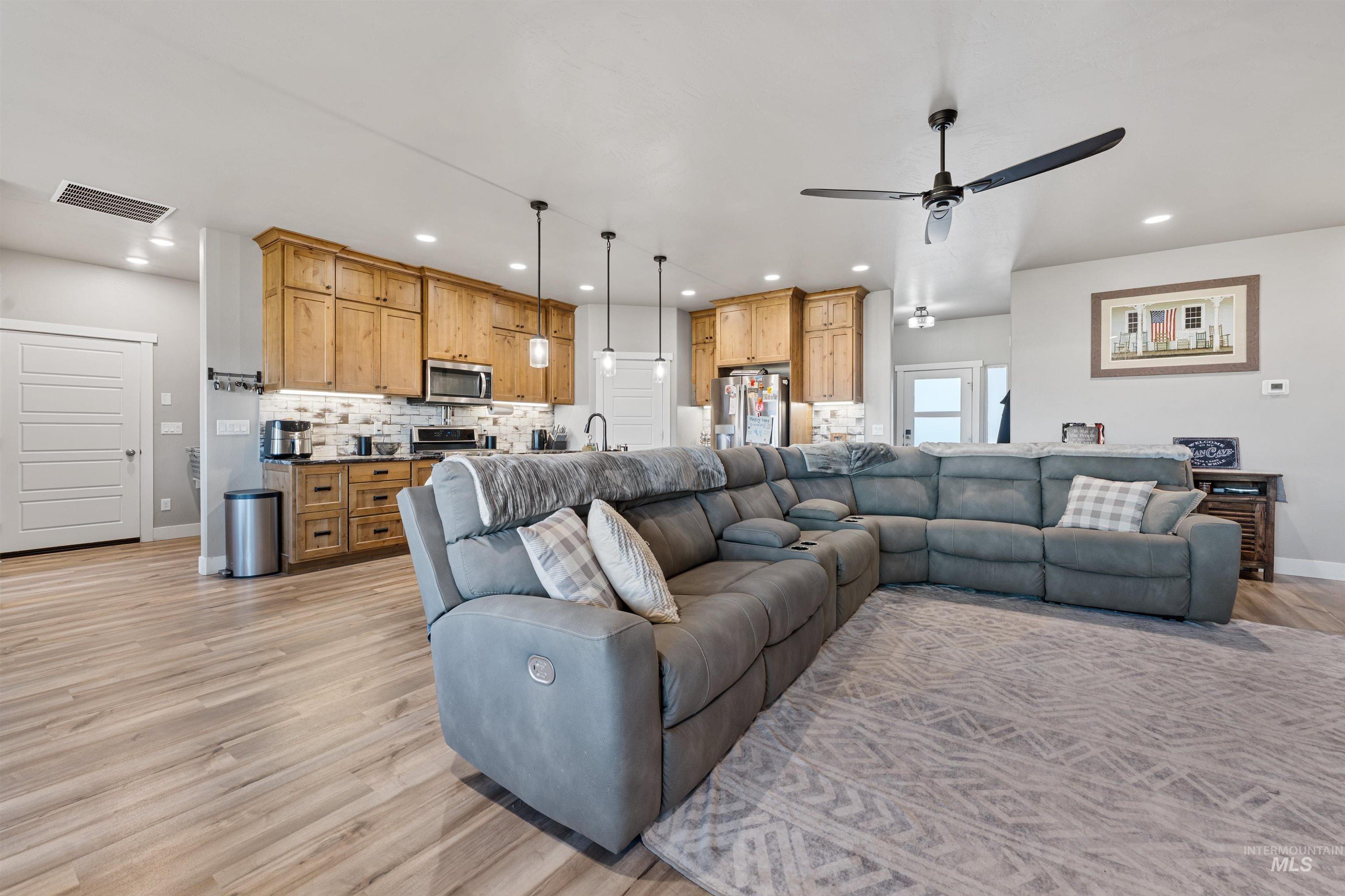 1005 Kenbrook Loop, Twin Falls, Idaho 83301, 3 Bedrooms, 2 Bathrooms, Residential For Sale, Price $489,900,MLS 98975737