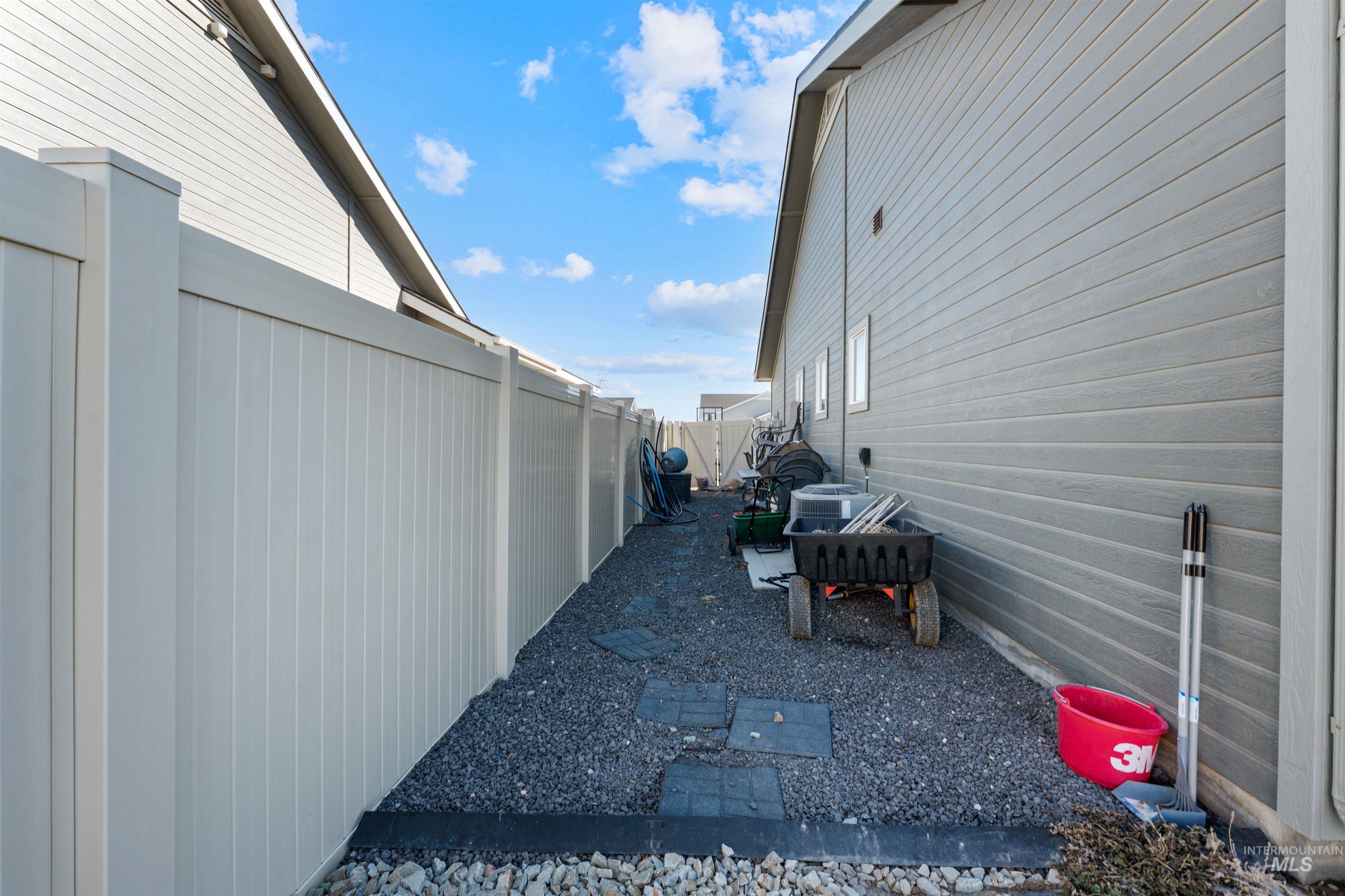 1005 Kenbrook Loop, Twin Falls, Idaho 83301, 3 Bedrooms, 2 Bathrooms, Residential For Sale, Price $489,900,MLS 98975737