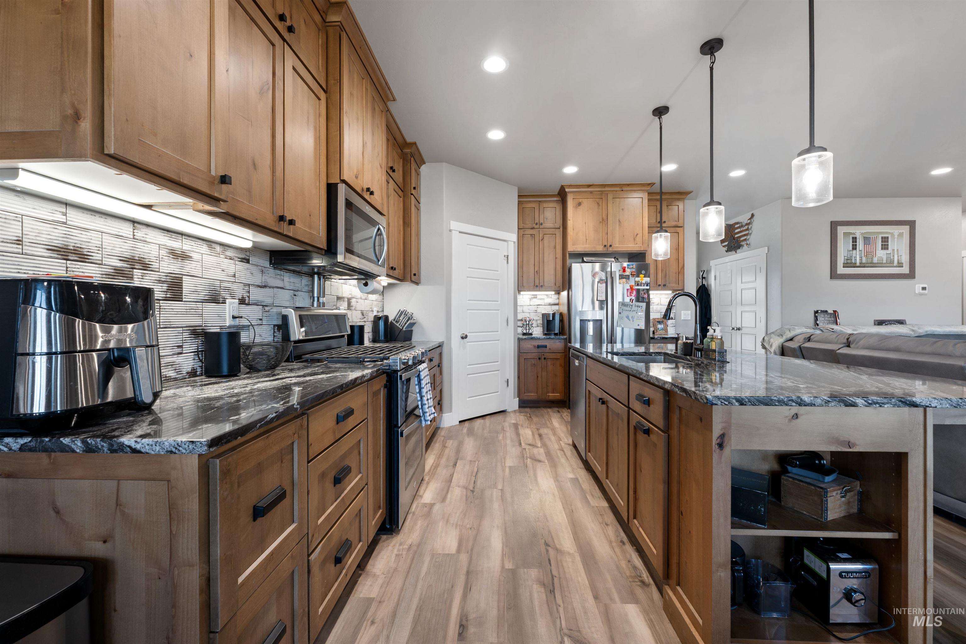 1005 Kenbrook Loop, Twin Falls, Idaho 83301, 3 Bedrooms, 2 Bathrooms, Residential For Sale, Price $489,900,MLS 98975737