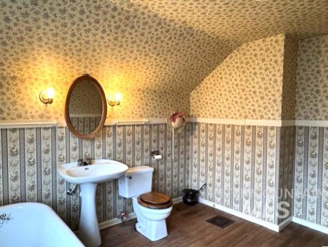 450 S 3rd East, Mountain Home, Idaho 83647-0000, 3 Bedrooms, 2 Bathrooms, Residential For Sale, Price $360,000,MLS 98975759