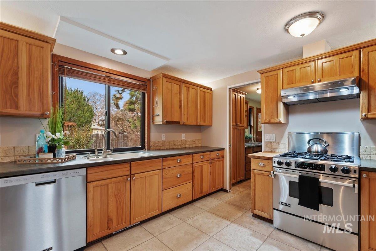 428 W Mayfair Ct, Boise, Idaho 83706, 4 Bedrooms, 2.5 Bathrooms, Residential For Sale, Price $649,900,MLS 98975764