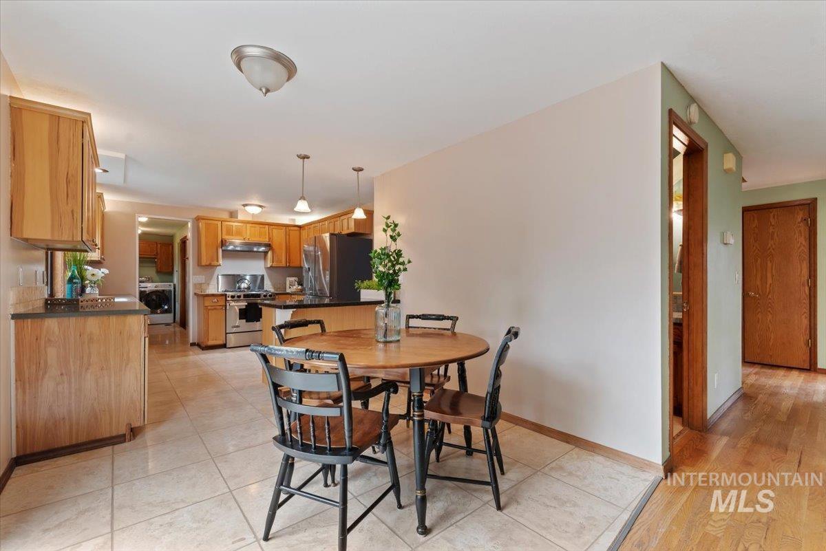 428 W Mayfair Ct, Boise, Idaho 83706, 4 Bedrooms, 2.5 Bathrooms, Residential For Sale, Price $649,900,MLS 98975764