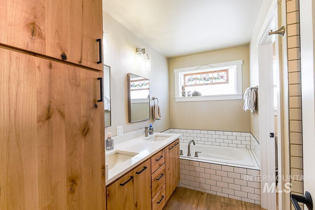 425 Southview, Moscow, Idaho 83843, 5 Bedrooms, 3 Bathrooms, Residential For Sale, Price $719,000,MLS 98975769