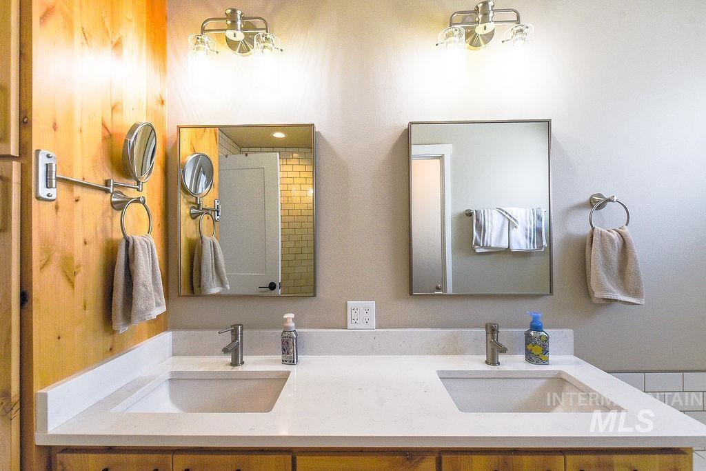 425 Southview, Moscow, Idaho 83843, 5 Bedrooms, 3 Bathrooms, Residential For Sale, Price $719,000,MLS 98975769