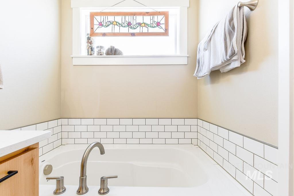 425 Southview, Moscow, Idaho 83843, 5 Bedrooms, 3 Bathrooms, Residential For Sale, Price $719,000,MLS 98975769