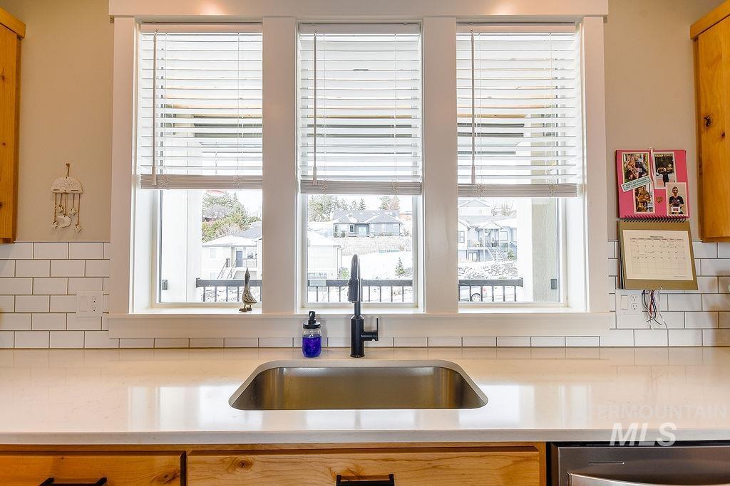 425 Southview, Moscow, Idaho 83843, 5 Bedrooms, 3 Bathrooms, Residential For Sale, Price $719,000,MLS 98975769