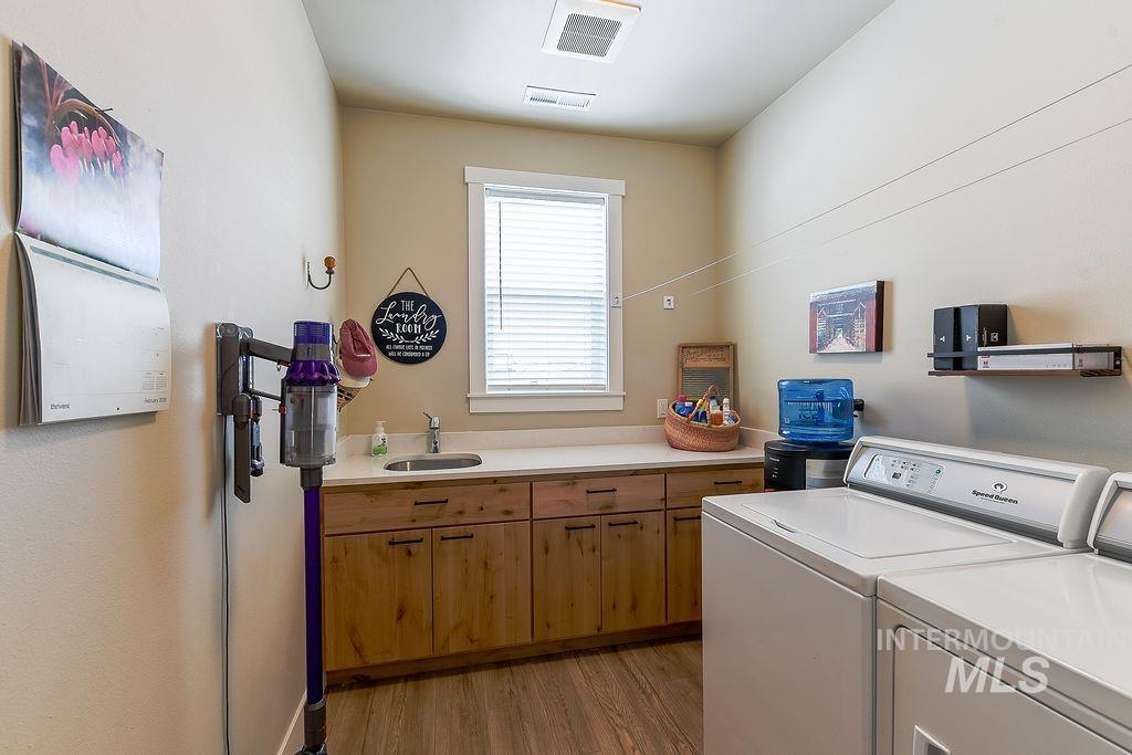 425 Southview, Moscow, Idaho 83843, 5 Bedrooms, 3 Bathrooms, Residential For Sale, Price $719,000,MLS 98975769