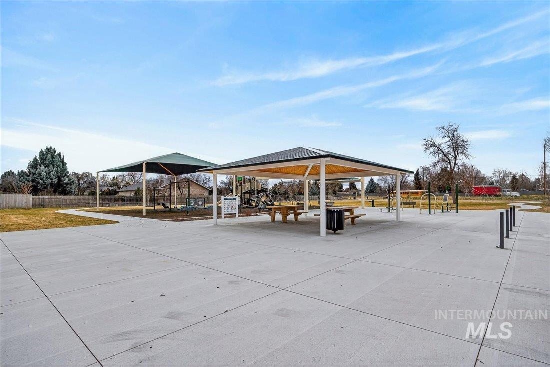 7236 W Tobi Ct., Boise, Idaho 83714, 2 Bedrooms, 2 Bathrooms, Residential For Sale, Price $439,000, 98975774