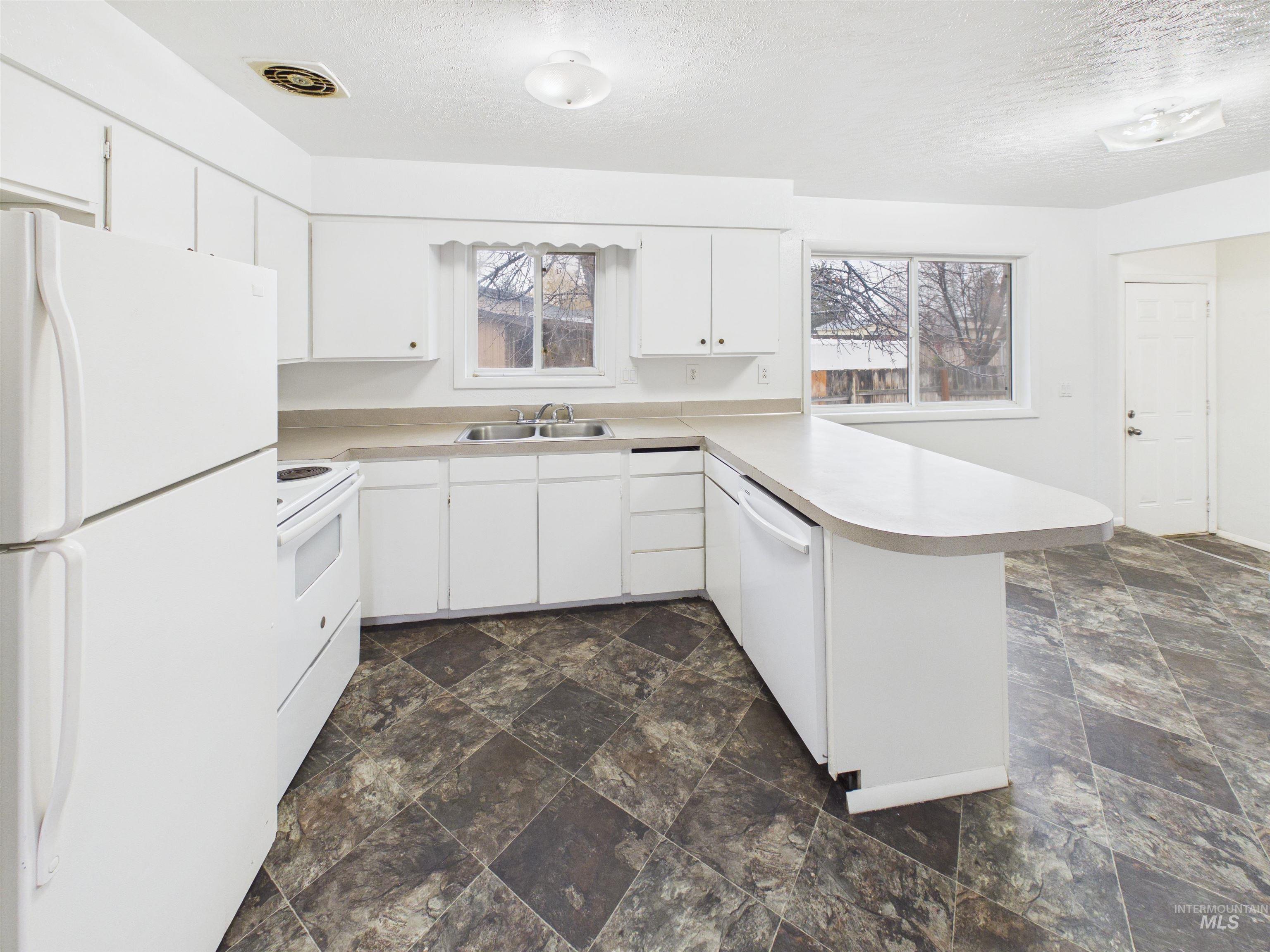 1911 R St, Heyburn, Idaho 83336, 3 Bedrooms, 2 Bathrooms, Residential For Sale, Price $255,000,MLS 98975787